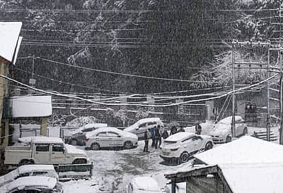 ರಸ್ತೆ, ಕಾರುಗಳ ಮೇಲೆ ಹಿಮ ಆವರಿಸಿಕೊಂಡಿದ್ದು ಎಲ್ಲೆಲ್ಲೂ ಬಿಳಿಯ ಬಣ್ಣ ಕಾಣುತ್ತಿದೆ.