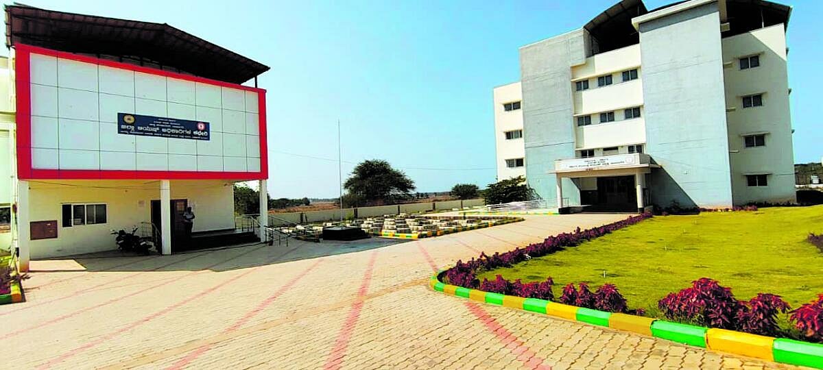 ದಾವಣಗೆರೆ| ಆಯುಷ್ ಆಸ್ಪತ್ರೆ; ಬಳಕೆಯಾಗದ ಹೊಸ ಕಟ್ಟಡ