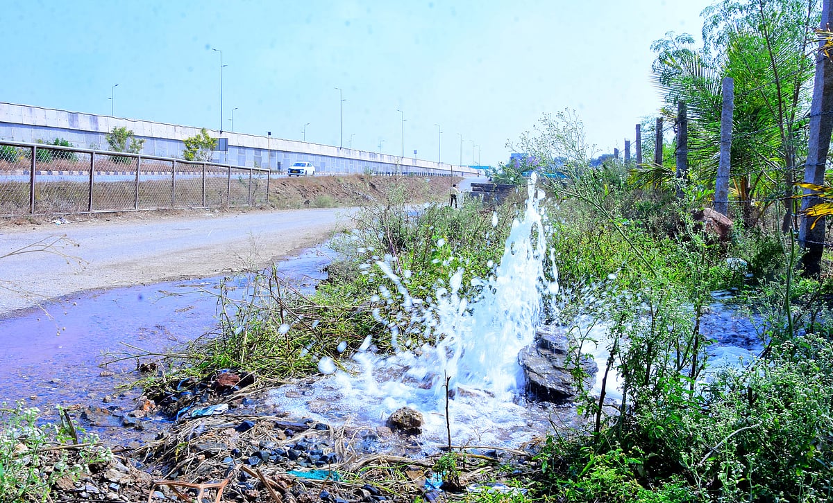 ಚಿತ್ರದುರ್ಗ | ಪೈಪ್‌ಲೈನ್‌ ಶಿಥಿಲ.. ವ್ಯರ್ಥವಾಗುತ್ತಿದೆ ಜೀವಜಲ