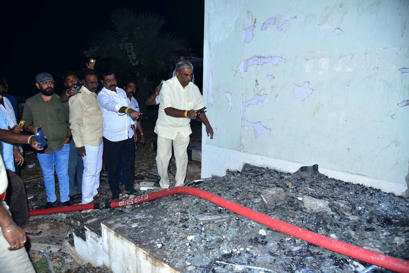 ಬೆಂಕಿ ಹೊತ್ತಿಕೊಂಡ ಮನೆಯನ್ನು ಮಾಜಿ ಶಾಸಕ ಸೋಮಶೇಖರ ರೆಡ್ಡಿ ಪರಿಶೀಲಿಸಿದರು.