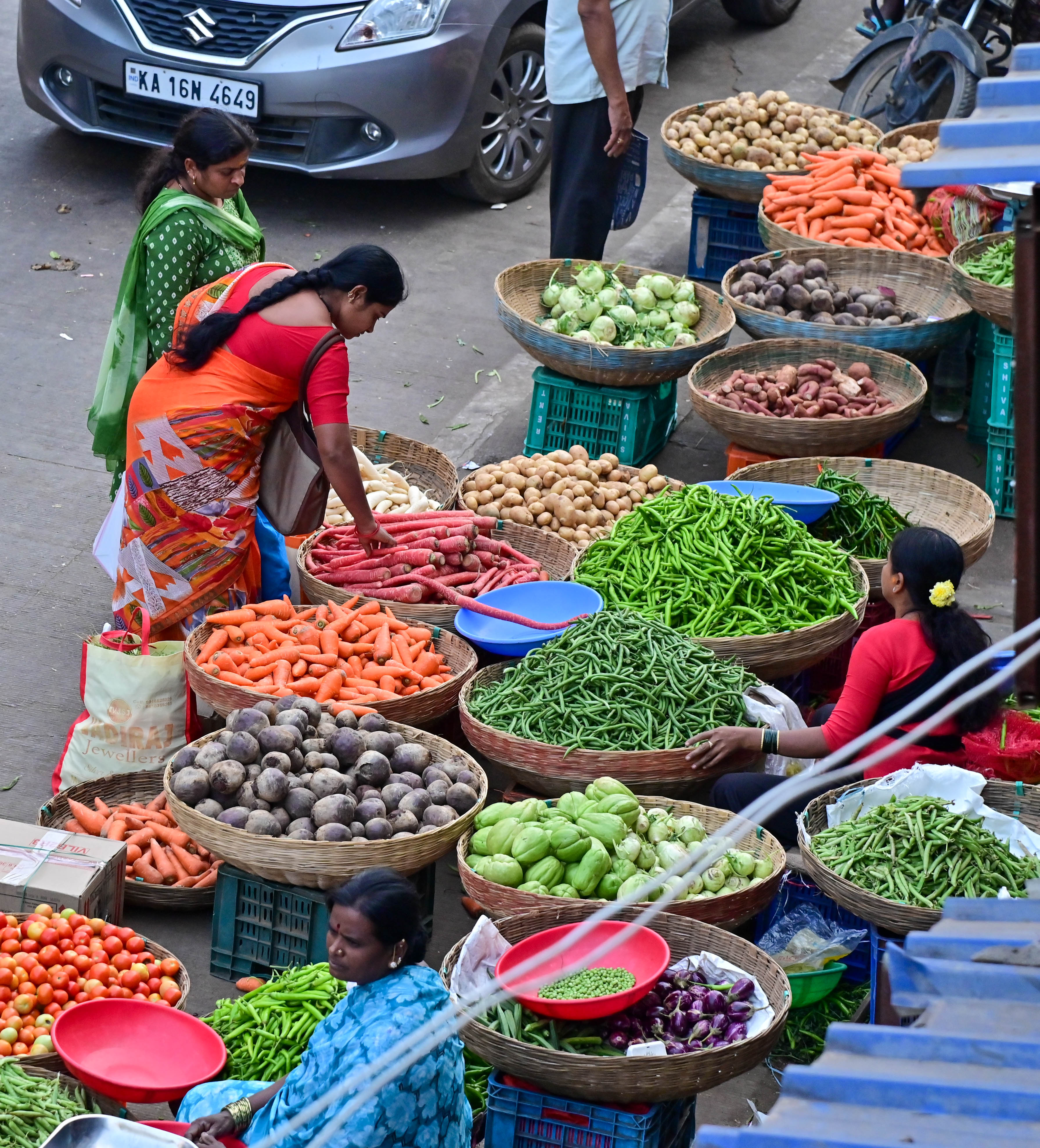ದಾವಣಗೆರೆಯ ಕೆ.ಆರ್‌. ಮಾರುಕಟ್ಟೆಯಲ್ಲಿ ತರಕಾರಿ ಖರೀದಿಯಲ್ಲಿ ತೊಡಗಿದ್ದ ಗ್ರಾಹಕರು ಪ್ರಜಾವಾಣಿ ಚಿತ್ರ: ಸತೀಶ್ ಬಡಿಗೇರ