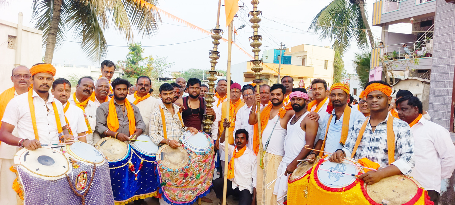 ನರೇಗಲ್‌ ಪಟ್ಟಣದಲ್ಲಿ ಹಿಂದೂ ಸಮ್ಮೇಳನ ಸಮಿತಿ ನರೇಗಲ್‌ ಹೋಬಳಿ ವತಿಯಿಂದ ಶನಿವಾರ ನಡೆದ ಭಾರತ ಮಾತೇಯ ಶೋಭಾಯಾತ್ರೆಯಲ್ಲಿ ಪಾಲ್ಗೊಂಡಿದ್ದ ಹಿಯರು