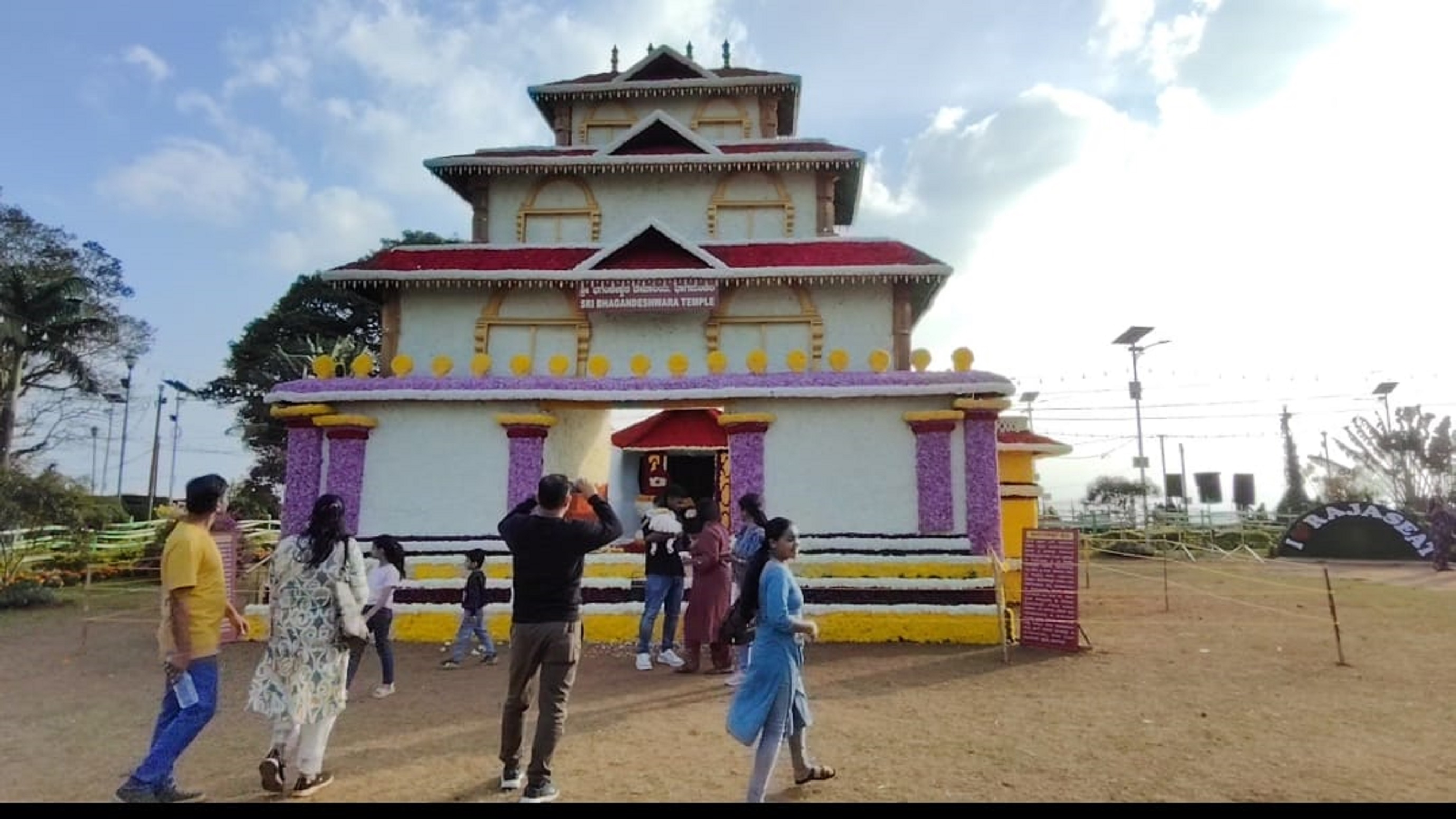 ಮಡಿಕೇರಿಯ ರಾಜಾಸೀಟ್ ಉದ್ಯಾನದಲ್ಲಿ ಪುಷ್ಪಗಳಲ್ಲೇ ಅರಳಿದ ಭಗಂಡೇಶ್ವರ ದೇಗುಲದ ಪ್ರತಿಕೃತಿ