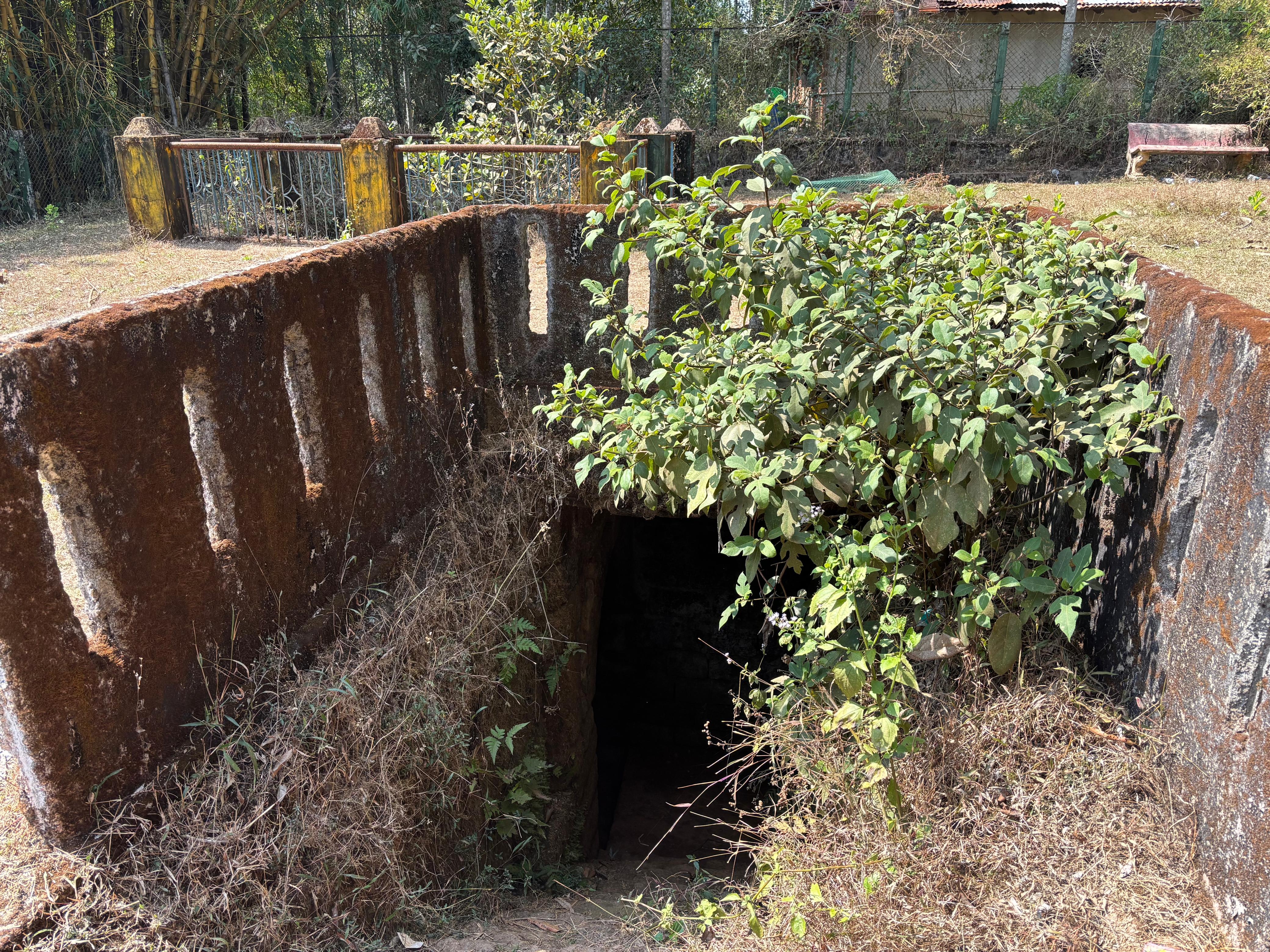 ಸಿದ್ದಾಪುರ ತಾಲ್ಲೂಕಿನ ಬಿಳಗಿಯ ಗೋಲಬಾವಿ ಸರಿಯಾದ ನಿರ್ವಹಣೆ ಇಲ್ಲದೇ ಪಾಳು ಬಿದ್ದಿರುವುದು.