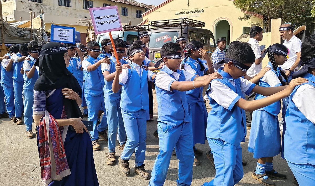 ರಾಣೆಬೆನ್ನೂರು: ಕಣ್ಣಿಗೆ ಬಟ್ಟೆ ಕಟ್ಟಿ ನೇತ್ರದಾನ ಜಾಗೃತಿ ಅಭಿಯಾನ