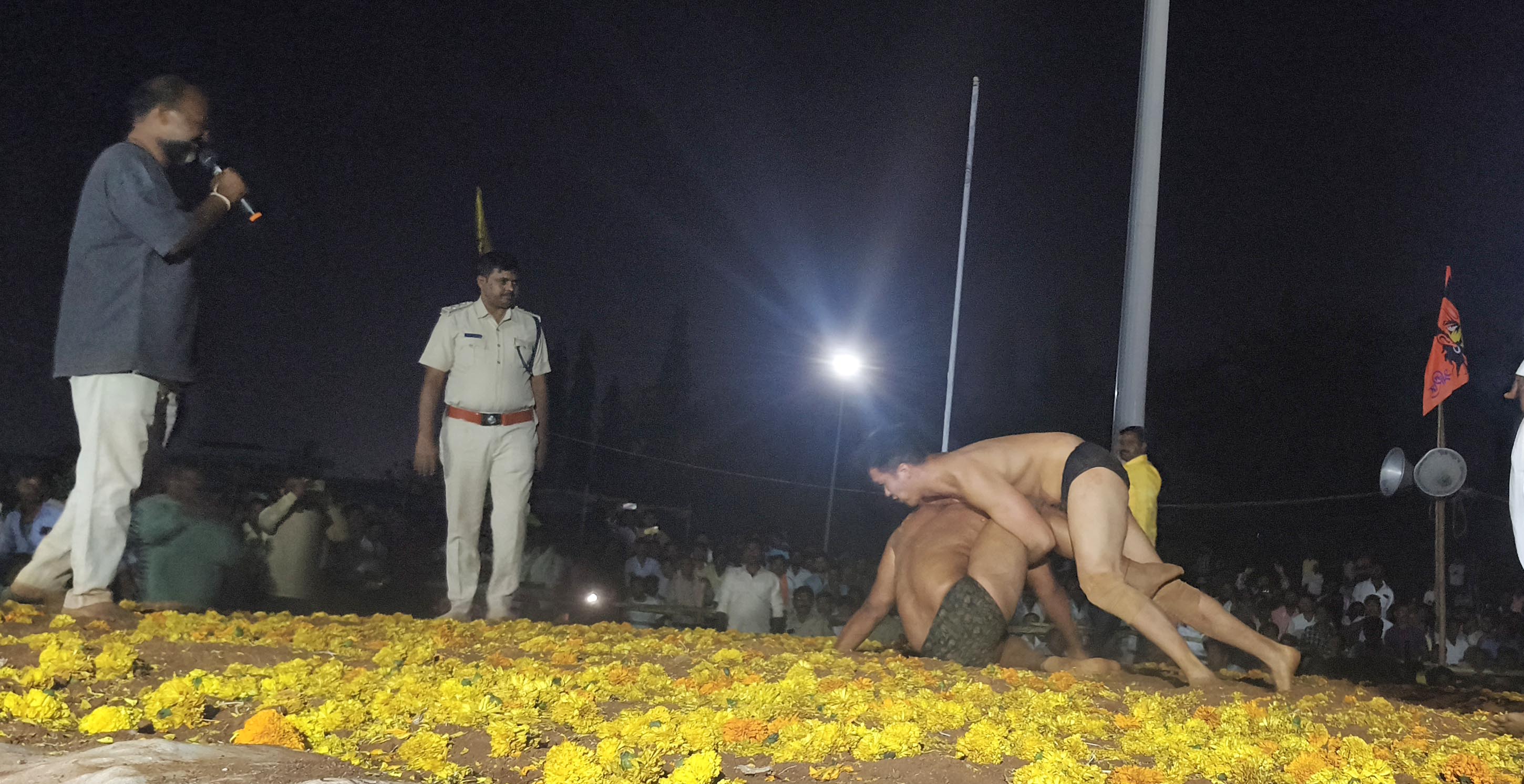 ಹಗರಿಬೊಮ್ಮನಹಳ್ಳಿಯಲ್ಲಿ ನಡೆದ ಕುಸ್ತಿ ಪಂದ್ಯಾವಳಿಯಲ್ಲಿ ಬ್ರೆಜಿಲ್ ದೇಶದ ಬ್ರೆಜಿಲಿಯನ್ ಚಾಂಪಿಯನ್ ಫ್ರೇಡೆಲಾ ಲೀಮಾ ಅವರು ಹರಿಯಾಣ ಕೇಸರಿ ಪೈಲ್ವಾನ್ ಹರ್ಷ್ ಕುಮಾರ ಚೌದ್ರಿ ನಡುವೆ ನಡೆದ ಕಾದಾಟದ ದೃಶ್ಯ ಪ್ರಜಾವಾಣಿ ಚಿತ್ರ/ಸಿ.ಶಿವಾನಂದ