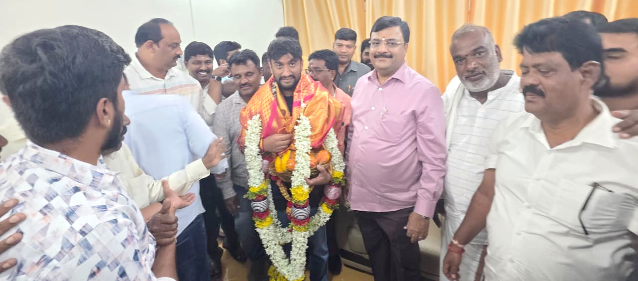 ಮಳವಳ್ಳಿ ಪಟ್ಟಣದ ಪ್ರವಾಸಿ ಮಂದಿರದಲ್ಲಿ ಬಿಗ್ ಬಾಸ್-12ನೇ ಆವೃತ್ತಿಯ ವಿಜೇತ ಗಿಲ್ಲಿ ನಟ(ನಟರಾಜ್) ಅವರನ್ನು ಶಾಸಕ ಪಿ.ಎಂ.ನರೇಂದ್ರಸ್ವಾಮಿ ಅಭಿನಂದಿಸಿದರು.