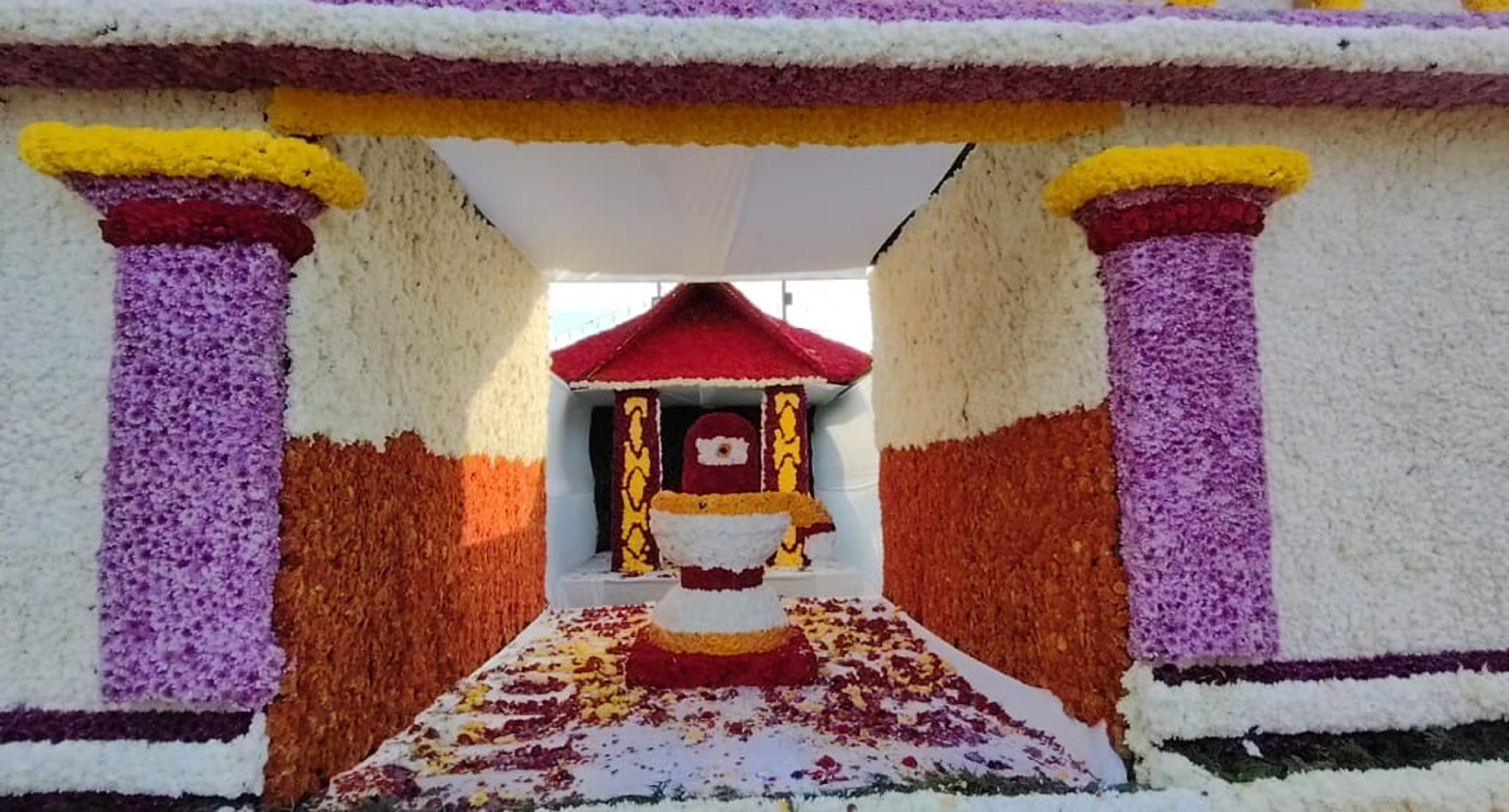 ಹೂಗಳಿಂದ ಮಾಡಿರುವ ಭಗಂಡೇಶ್ವರ ದೇಗುಲದ ಗರ್ಭಗುಡಿಯ ಮಾದರಿ ನೋಡುಗರನ್ನು ಬಹುವಾಗಿ ಸೆಳೆಯುತ್ತಿದೆ