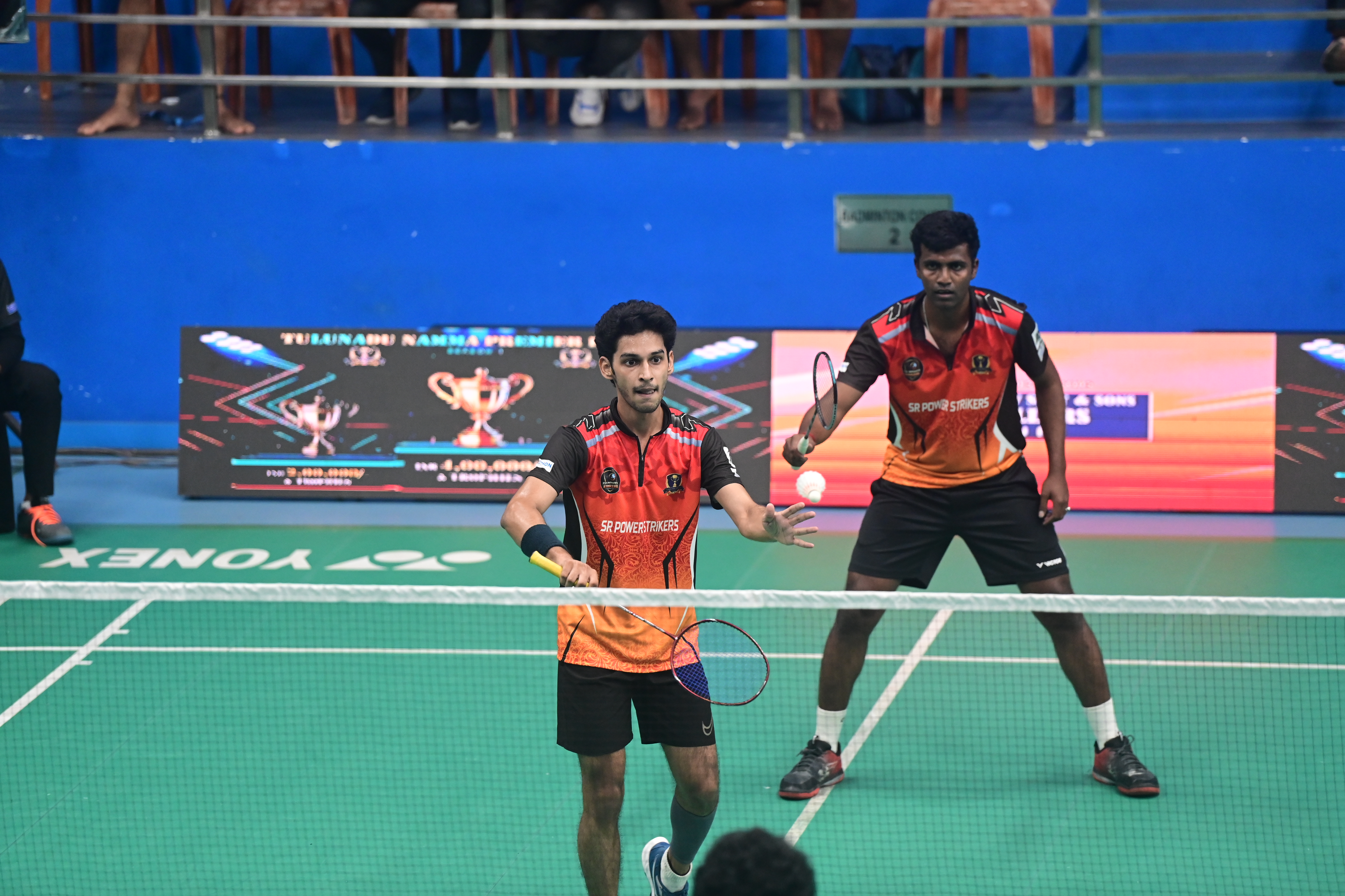 ಎಸ್.ಆರ್ ಪವರ್ ಸ್ಟ್ರೈಕರ್ಸ್ ತಂಡದ ನಿಗಮ್ ಜೈನ್ ಹಾಗೂ ದರ್ಶನ್ ಆಟದ ಶೈಲಿ ಪ್ರಜಾವಾಣಿ ಚಿತ್ರ : ಫಕ್ರುದ್ದೀನ್ ಎಚ್