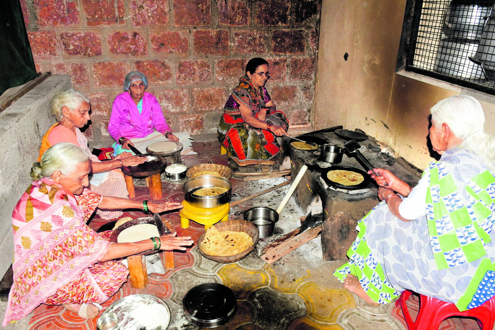 ಆಶ್ರಮದಲ್ಲಿ ಅಡುಗೆ ಸಿದ್ಧಪಡಿಸಲು ಸಿಬ್ಬಂದಿಗೆ ನೆರವಾಗುತ್ತಿರುವ ಹಿರಿಯರು   ಪ್ರಜಾವಾಣಿ ಚಿತ್ರ: ಏಕನಾಥ ಅಗಸಿಮನಿ