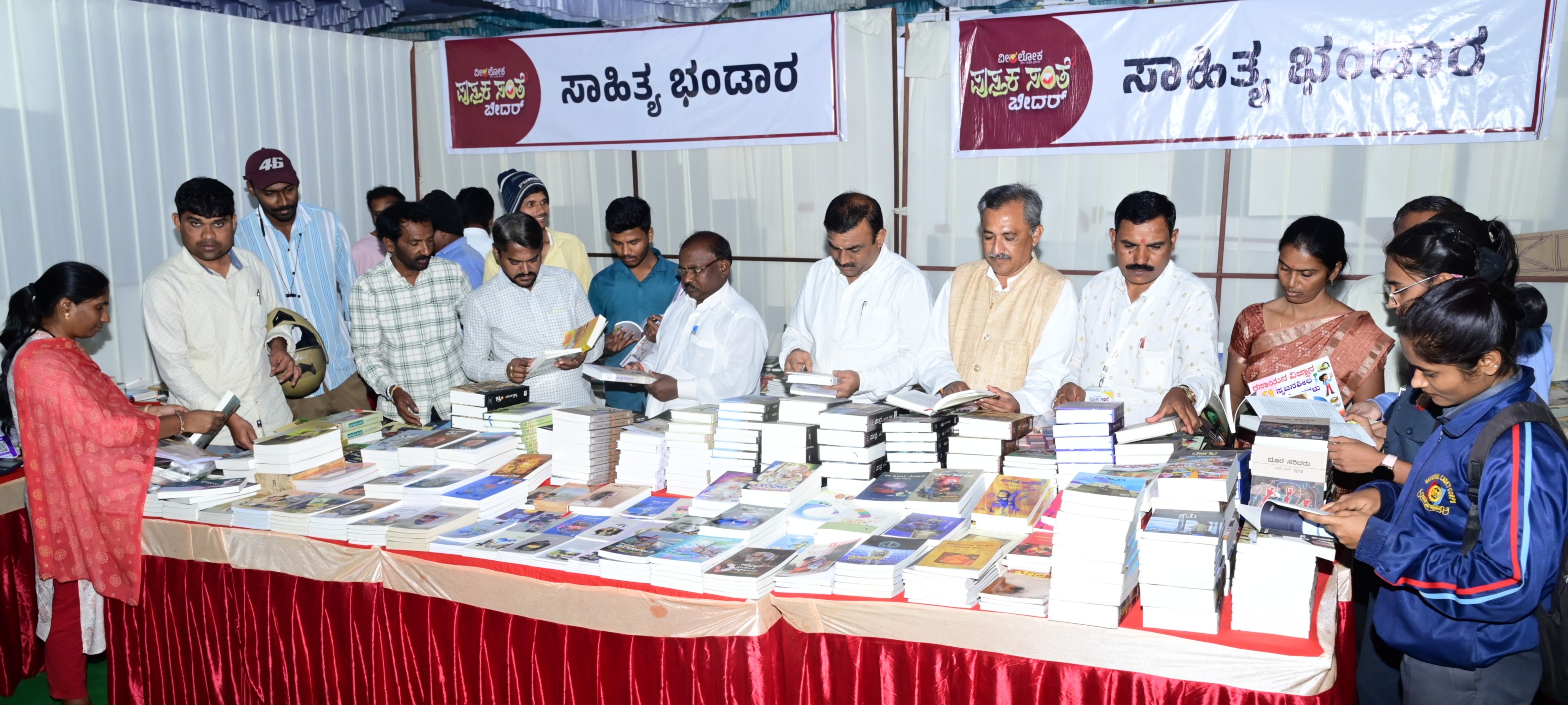 ಜನ ಪುಸ್ತಕ ಮಳಿಗೆಗಳಿಗೆ ಭೇಟಿ ಕೊಟ್ಟು ಪುಸ್ತಕ ಖರೀದಿಸಿದರು
ಪ್ರಜಾವಾಣಿ ಚಿತ್ರಗಳು: ಲೋಕೇಶ ವಿ. ಬಿರಾದಾರ
