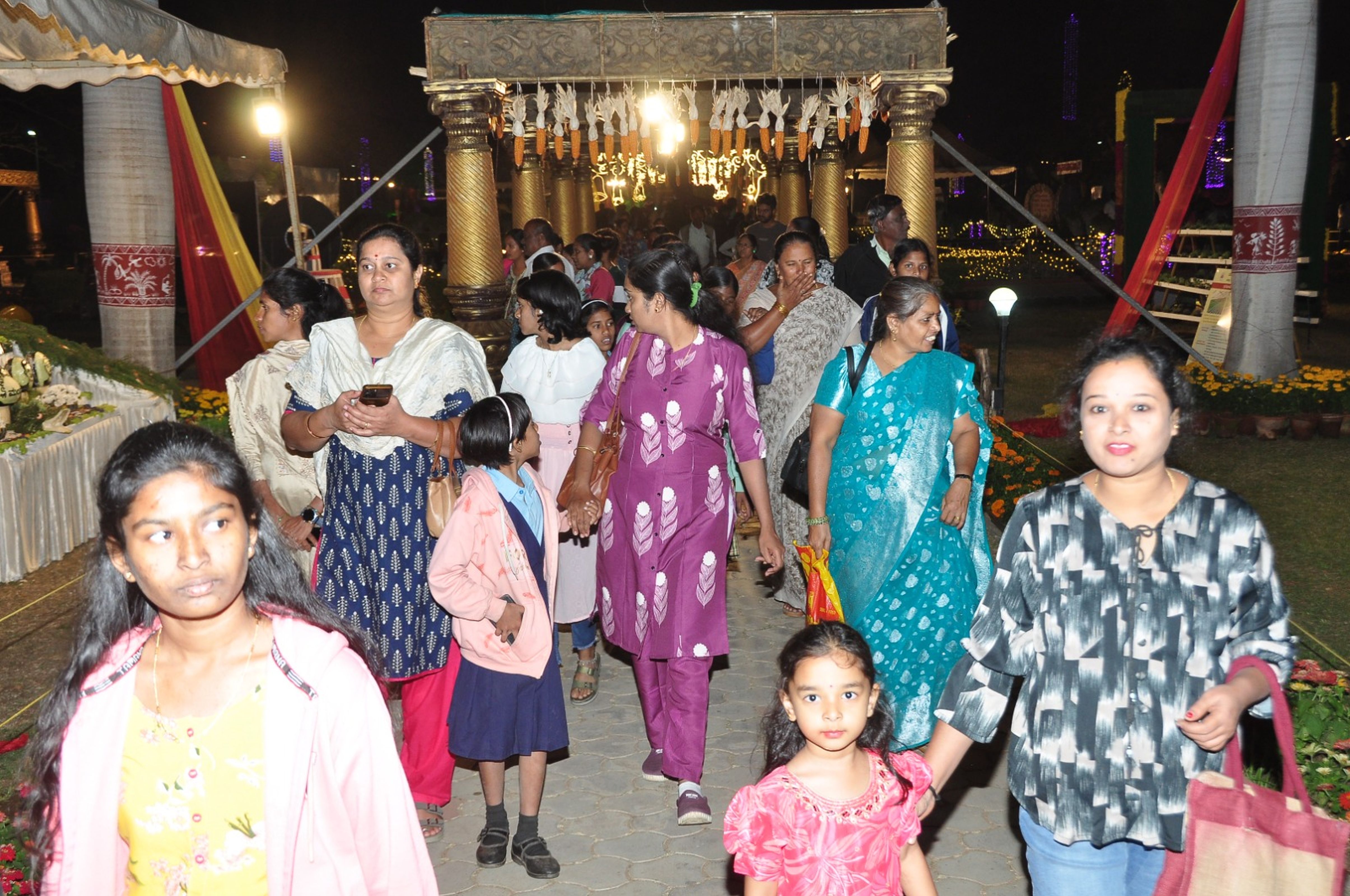 ಫಲಪುಷ್ಪ ಪ್ರದರ್ಶನ ವೀಕ್ಷಿಸಿದ ಮಹಿಳೆಯರು ಮತ್ತು ಮಕ್ಕಳು 