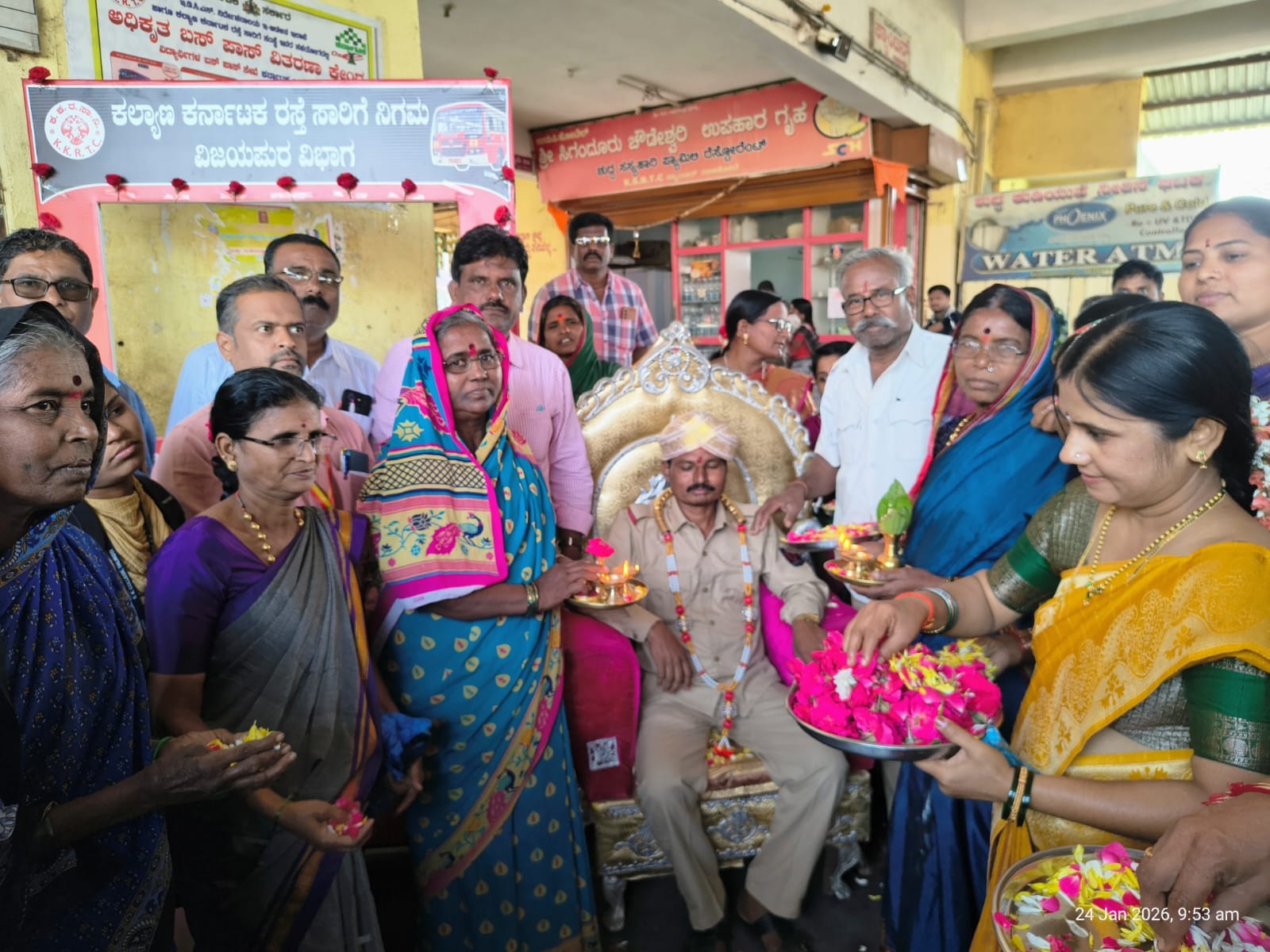 ಅಂತರಾಷ್ಟ್ರೀಯ ಚಾಲಕರ ದಿನಾಚರಣೆ ಅಂಗವಾಗಿ ತಾಳಿಕೋಟೆಯ ಸಾರಿಗೆ ಘಟಕ ಹಾಗೂ ಬಸ್ ನಿಲ್ದಾಣದಲ್ಲಿ ಹಮ್ಮಿಕೊಂಡ ಕಾರ್ಯಕ್ರಮದಲ್ಲಿ ಶನಿವಾರ ಚಾಲಕರನ್ನು ಗೌರವಿಸಲಾಯಿತು