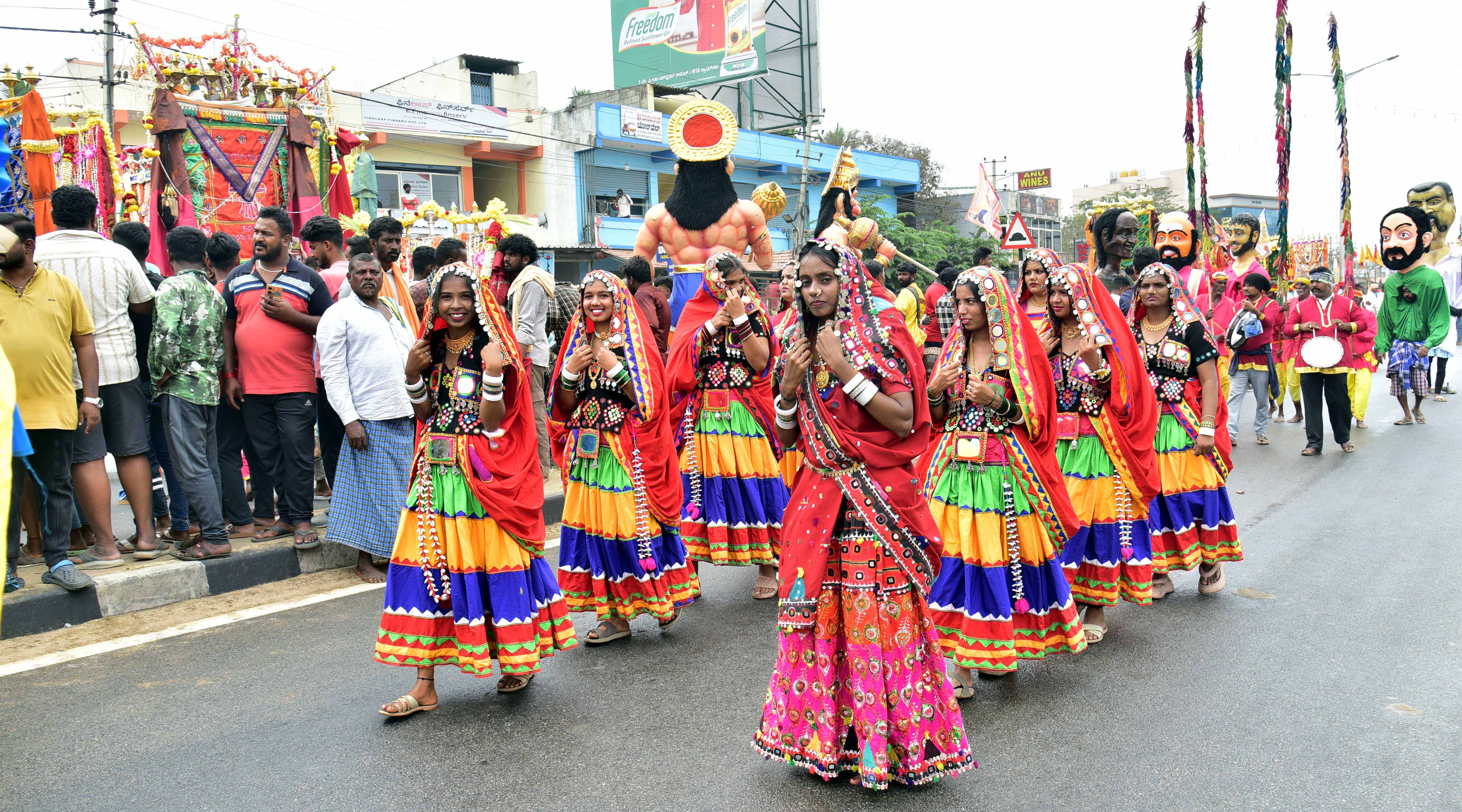 ಬೊಂಬೆನಾಡ ಗಂಗೋತ್ಸವದಲ್ಲಿ ಗ್ರಾಮದೇವತೆಗಳ ಮೆರವಣಿಗೆಯಲ್ಲಿ ಕಂಡುಬಂದ ಲಂಬಾಣಿ ಮಹಿಳೆಯರ ನೃತ್ಯ