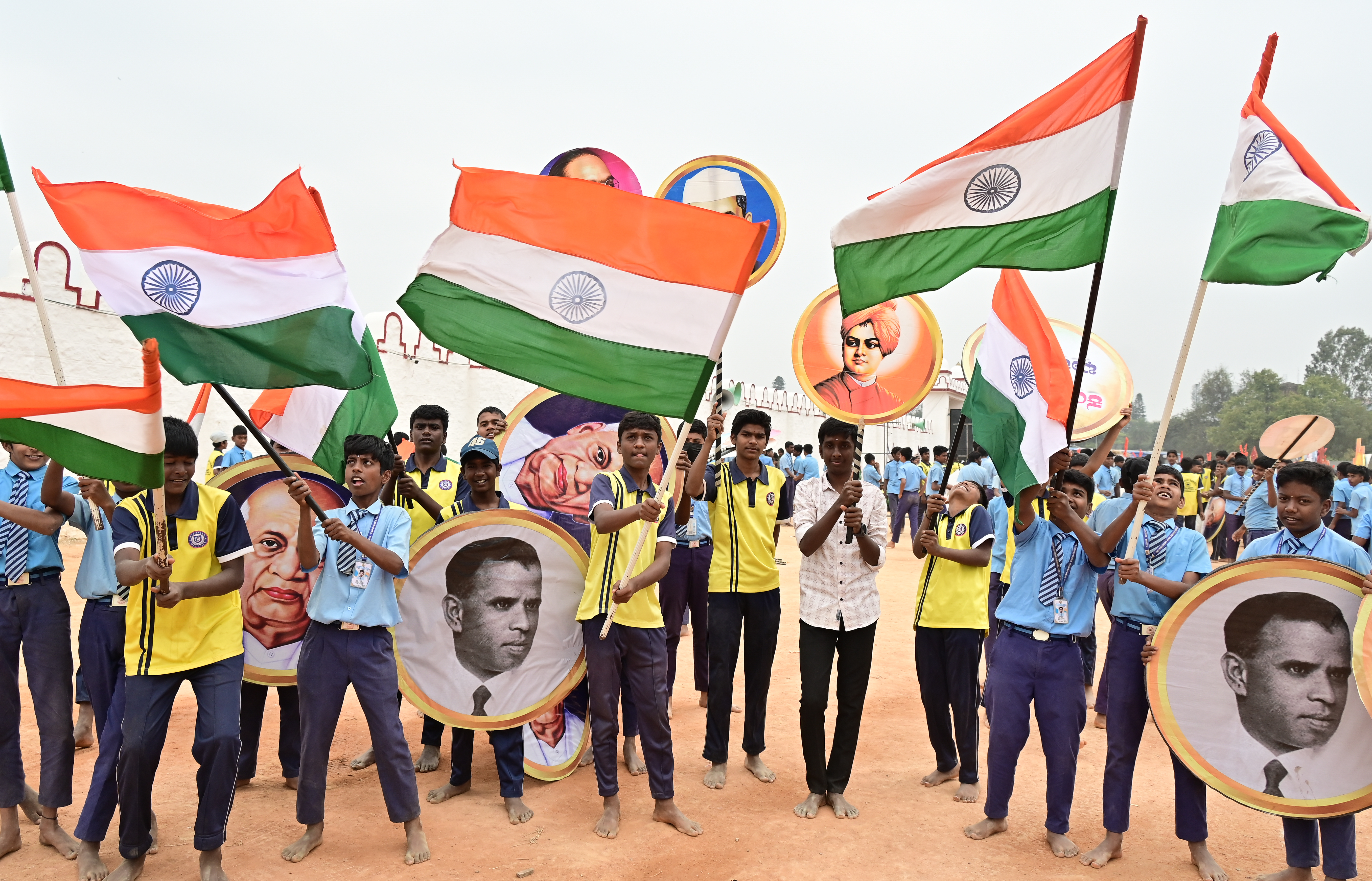 ಮಾಣೆಕ್‌ ಷಾ ಪರೇಡ್‌ ಮೈದಾನದಲ್ಲಿ ಶಾಲಾ ಮಕ್ಕಳು ಸಾಂಸ್ಕೃತಿಕ ಕಾರ್ಯಕ್ರಮ‌ದ ತಾಲೀಮು ನಡೆಸಿದರು
ಪ್ರಜಾವಾಣಿ ಚಿತ್ರ