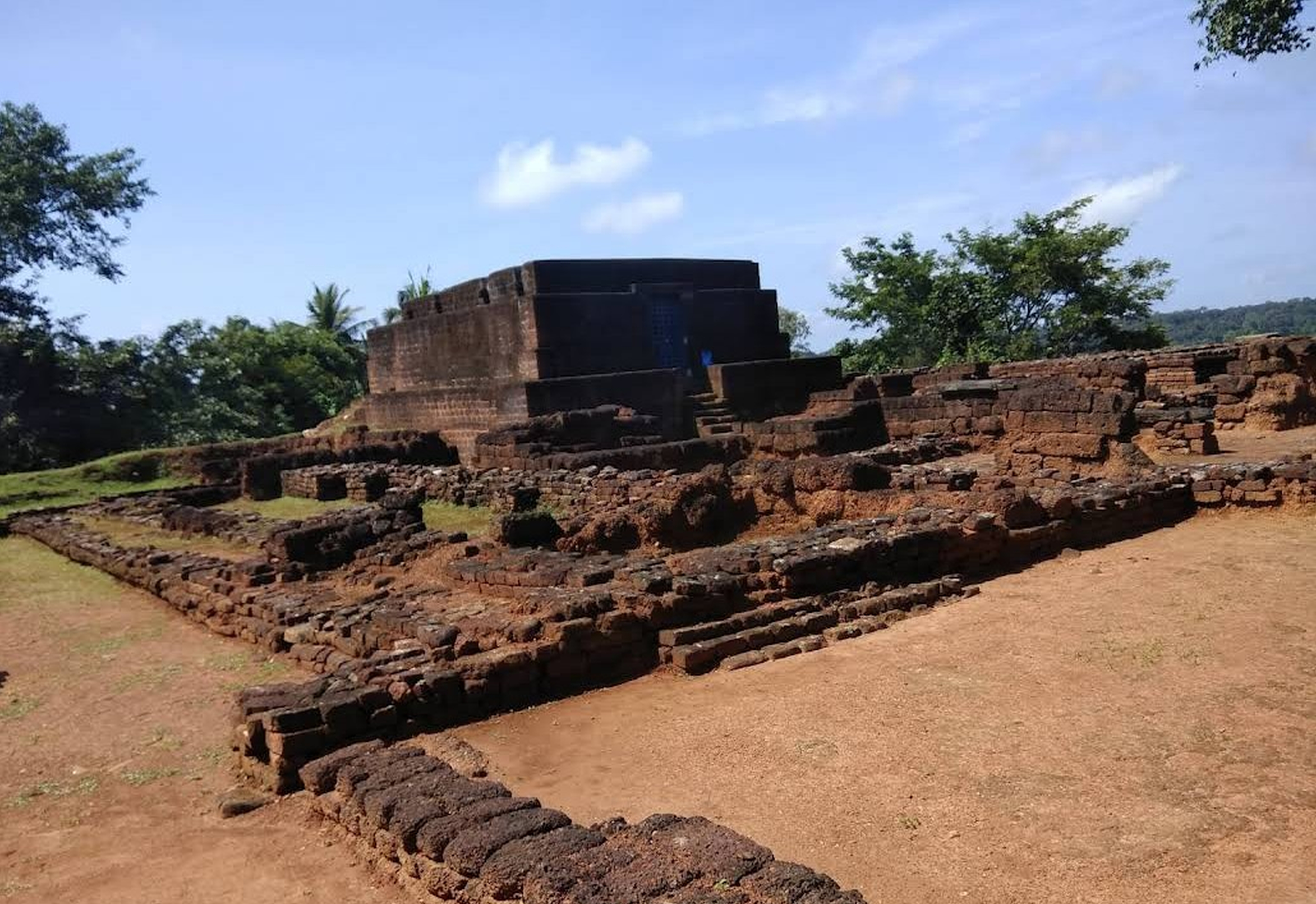 ಶಿರಸಿ ತಾಲ್ಲೂಕಿನ ಗುಡ್ನಾಪುರ ಗ್ರಾಮದಲ್ಲಿರುವ ರಾಣಿಕೋಟೆ