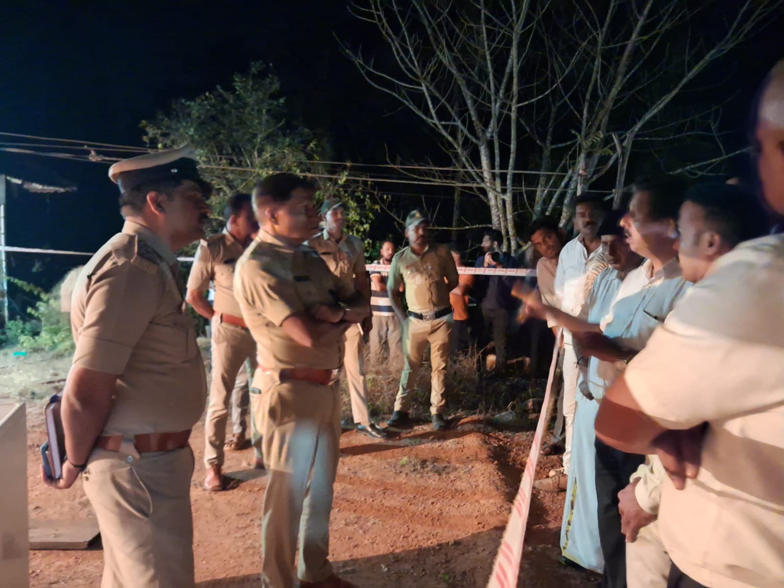 ಕಡಬ ತಾಲ್ಲೂಕಿನ ರಾಮಕುಂಜ ಗ್ರಾಮದ ಪಾದೆ ಎಂಬಲ್ಲಿ ನಡೆದ ಕೊಲೆ ಪ್ರಕರಣಕ್ಕೆ ಸಂಬಂಧಿಸಿ ಹೆಚ್ಚುವರಿ ಪೊಲೀಸ್ ಅಧೀಕ್ಷಕ ಅನಿಲ್ ಕುಮಾರ್ ಎಸ್.ಭೂಮರೆಡ್ಡಿ ಘಟನಾ ಸ್ಥಳಕ್ಕೆ ಭೇಟಿ ನೀಡಿ ಪರಿಶೀಲನೆ ನಡೆಸಿದರು