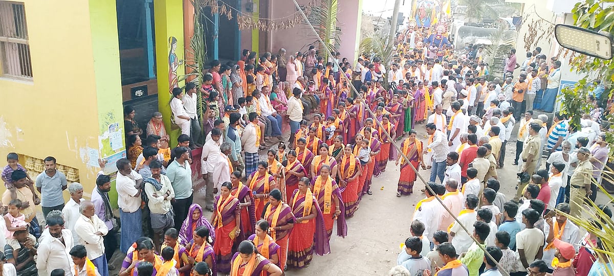 ನರೇಗಲ್| ಸಂಘ ಶತಾಬ್ದಿ: ಅದ್ದೂರಿ ಶೋಭಾಯಾತ್ರೆ