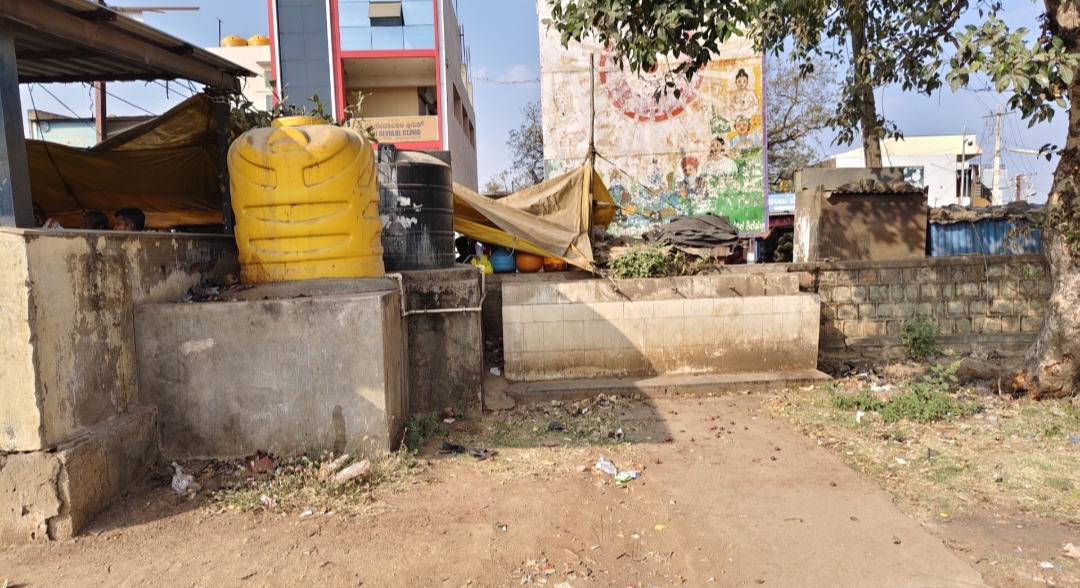 ಬಸ್ ನಿಲ್ದಾಣದಲ್ಲಿರುವ ನಲ್ಲಿಗಳಿಗೆ ನೀರಿನ ಸಂಪರ್ಕವೇ ಇಲ್ಲ