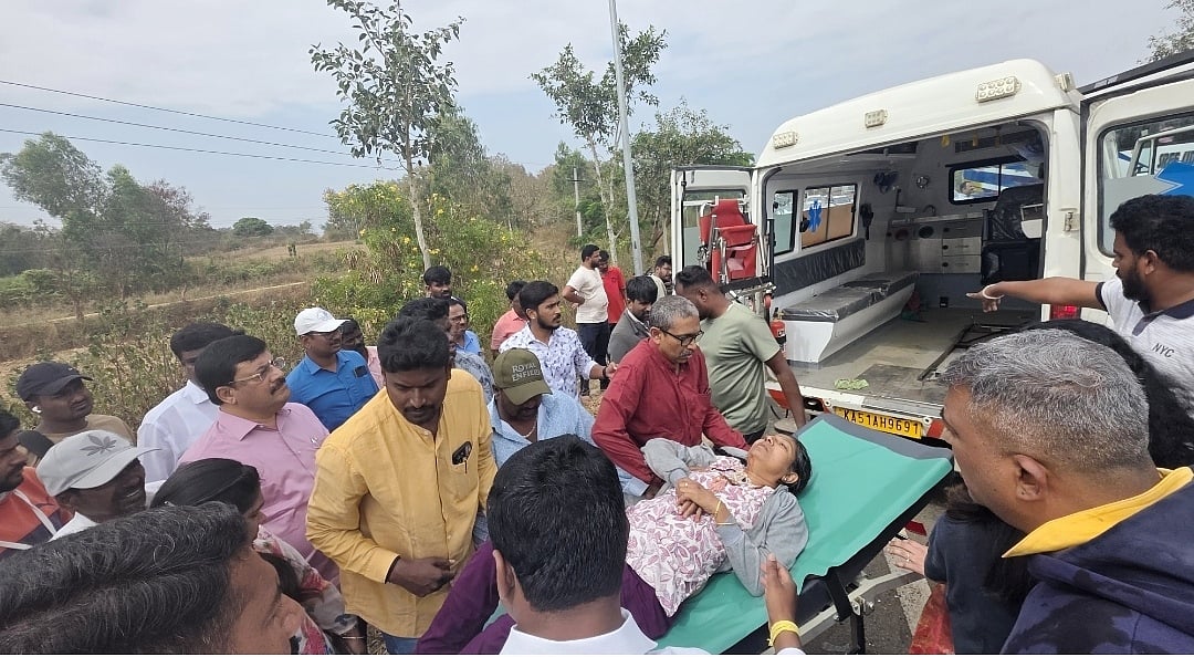 ಕಾರುಗಳ ನಡುವೆ ಡಿಕ್ಕಿ: ಐವರಿಗೆ ಗಾಯ