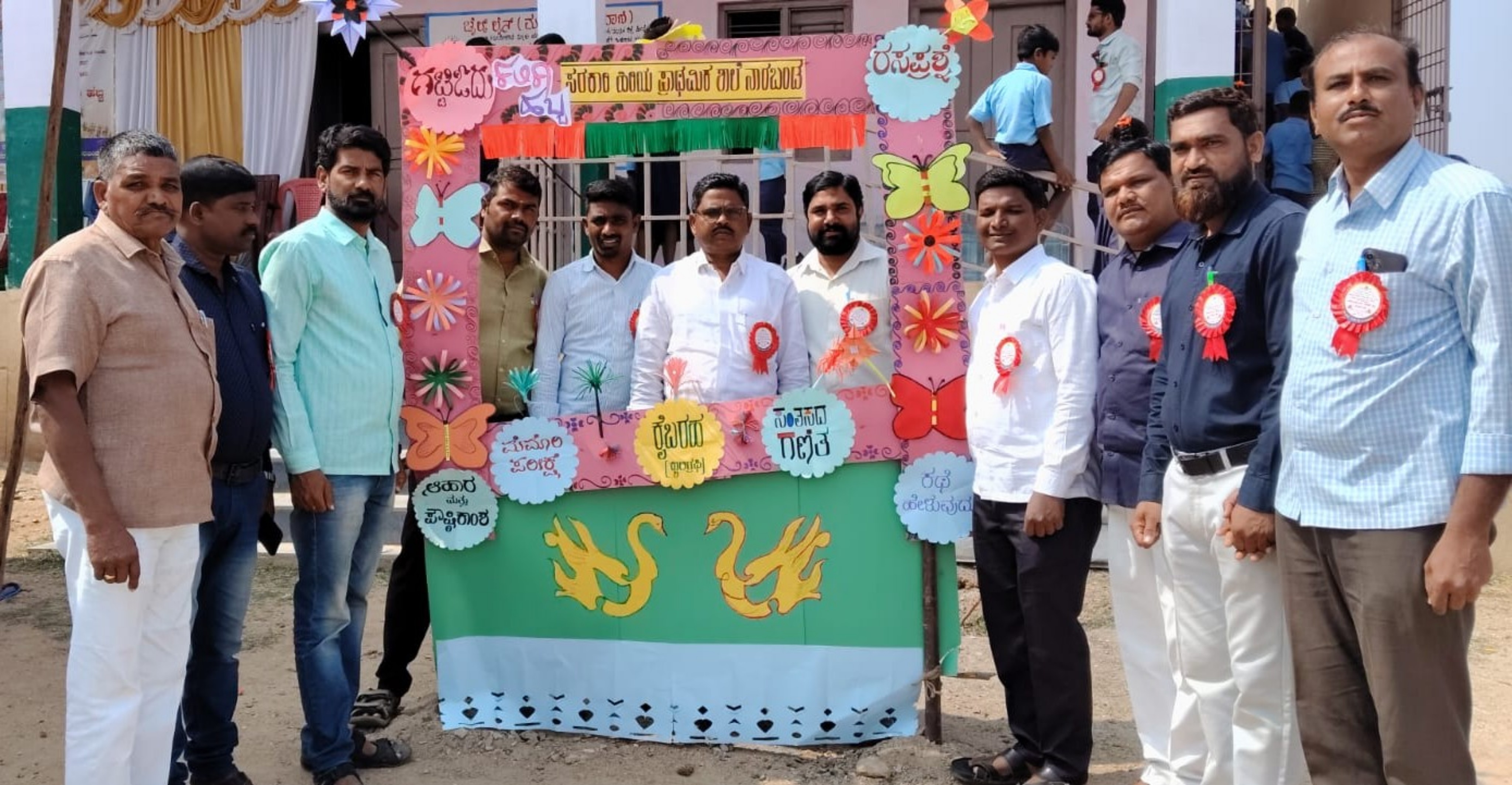 ಸಿರವಾರ ತಾಲ್ಲೂಕಿನ ನಾರಬಂಡ ಗ್ರಾಮದ ಸರ್ಕಾರಿ ಹಿರಿಯ ಪ್ರಾಥಮಿಕ ಶಾಲೆಯಲ್ಲಿ ಶುಕ್ರವಾರ ನಡೆದ ಕಲಿಕಾ ಹಬ್ಬ ಕಾರ್ಯಕ್ರಮವನ್ನು ಸರ್ಕಾರಿ ನೌಕರರ ಸಂಘದ ತಾಲ್ಲೂಕು ಘಟಕದ ಅಧ್ಯಕ್ಷ ಆರೀಫ್ ಮಿಯಾ ಉದ್ಘಾಟಿಸಿದರು