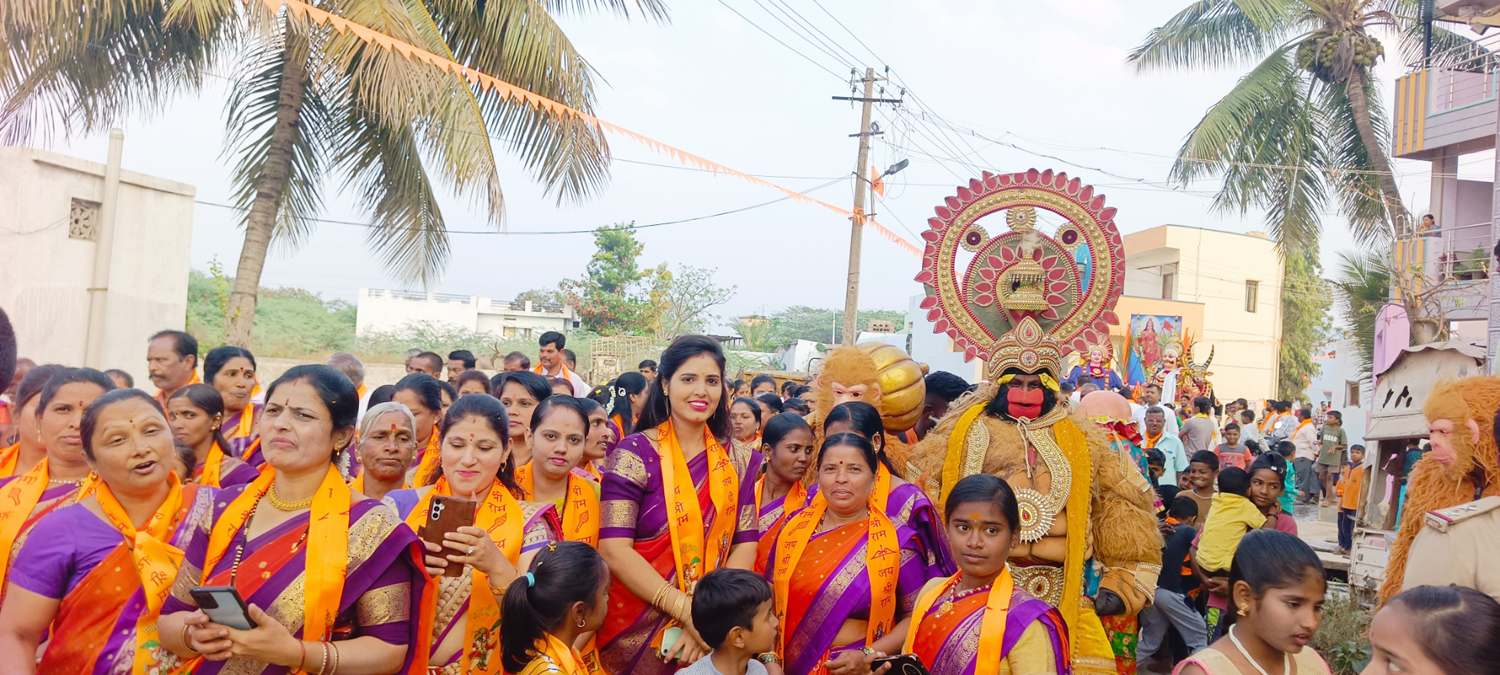 ನರೇಗಲ್‌ ಪಟ್ಟಣದಲ್ಲಿ ಹಿಂದೂ ಸಮ್ಮೇಳನ ಸಮಿತಿ ನರೇಗಲ್‌ ಹೋಬಳಿ ವತಿಯಿಂದ ಶನಿವಾರ ನಡೆದ ಭಾರತ ಮಾತೇಯ ಶೋಭಾಯಾತ್ರೆಯಲ್ಲಿ ಪಾಲ್ಗೊಂಡಿದ್ದ ಹಿಯರು