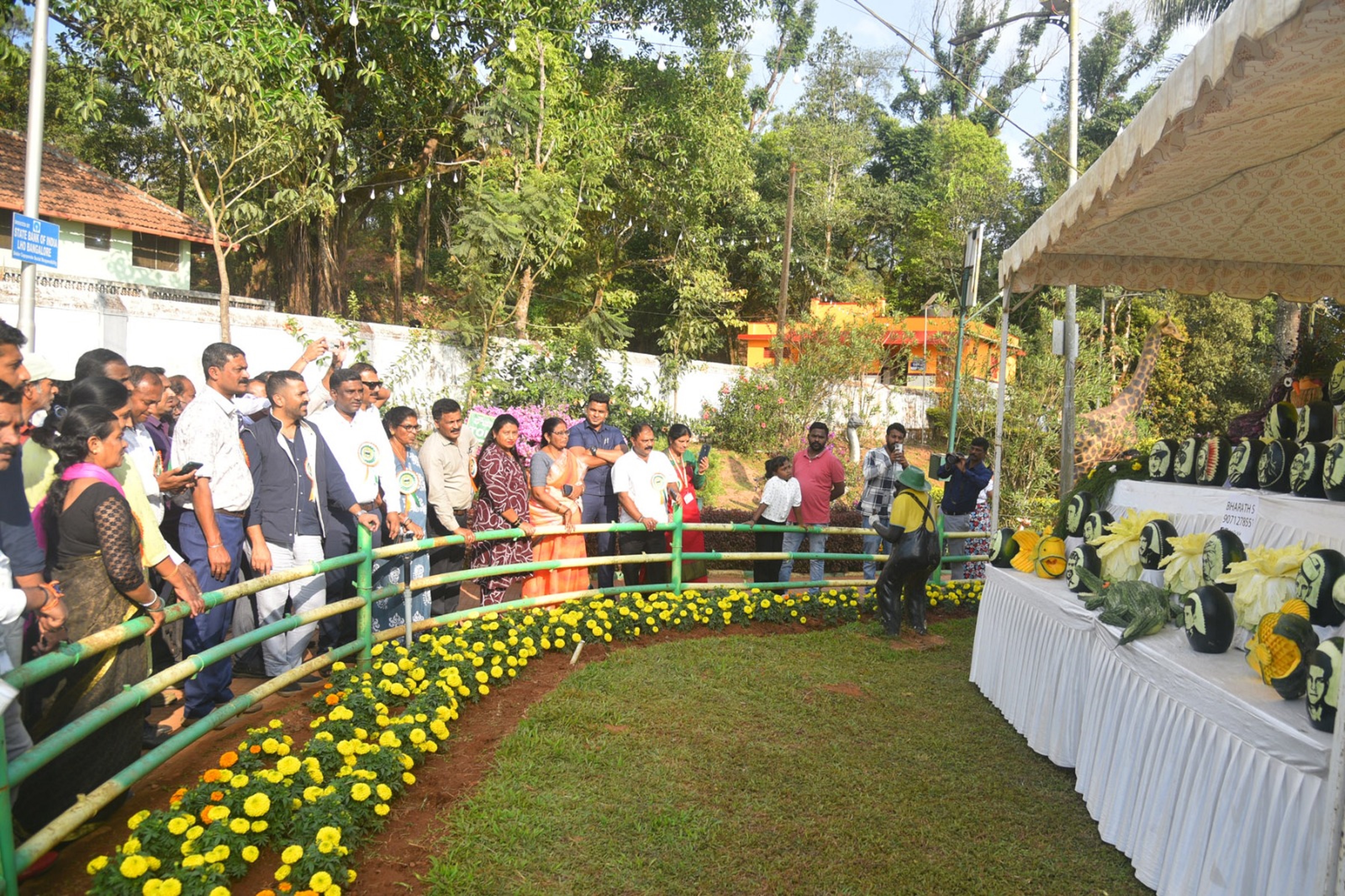 ಸಾಧಕರ ಚಿತ್ರಗಳನ್ನು ತರಕಾರಿ ಹಣ್ಣುಗಳ ಮೇಲೆ ಕೆತ್ತಿರುವ ಪ್ರದರ್ಶನವನ್ನು ಶಾಸಕ ಡಾ.ಮಂತರ್‌ಗೌಡ ಕುತೂಹಲದಿಂದ ವೀಕ್ಷಿಸಿದರು