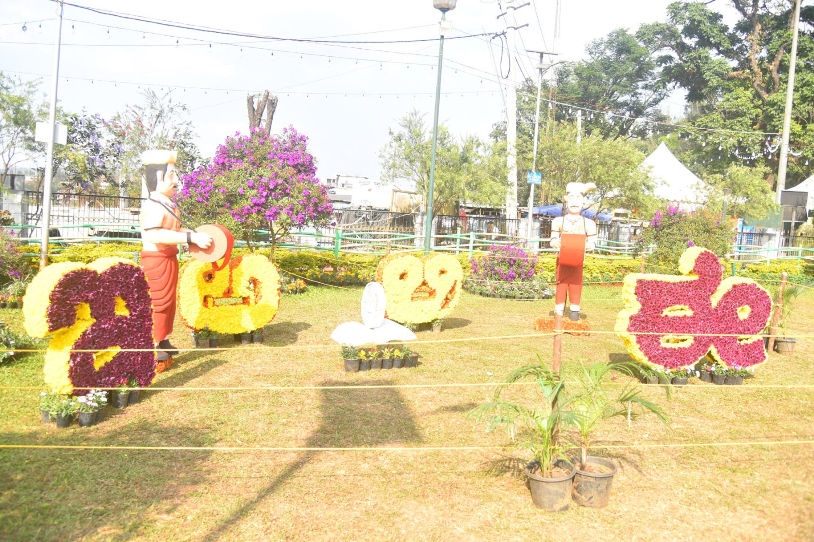 ಫಲಪುಷ್ಪ ಪ್ರದರ್ಶದಲ್ಲಿ ಕಣ್ಮನ ಸೆಳೆಯುತ್ತಿವೆ ಕನ್ನಡದ ವರ್ಣಾಕ್ಷರಗಳು