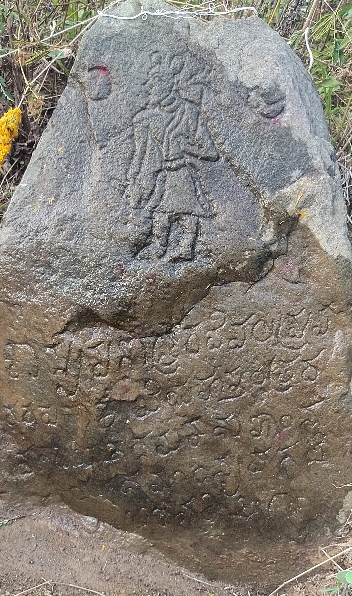 ಹಿರೇಕೆರೂರ: ಮಡ್ಲೂರಿನಲ್ಲಿ  ಕಾಶ್ಯಪಗೋತ್ರದ ಶಿಲಾಶಾಸನಗಳು ಪತ್ತೆ