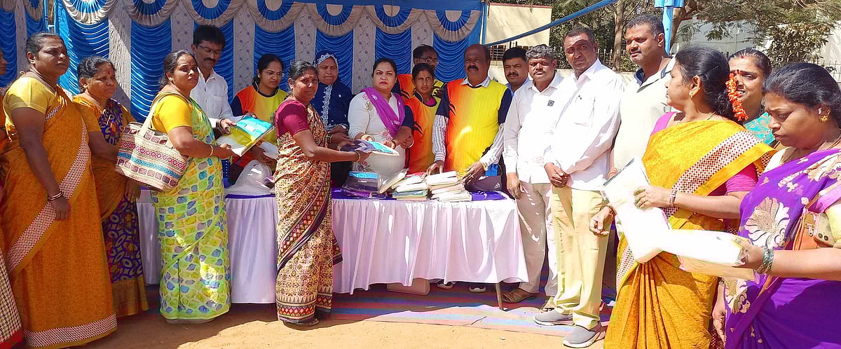 ಅಂಗನವಾಡಿ, ಪೌರಕಾರ್ಮಿಕ ಮಹಿಳೆಯರಿಗೆ ಸೀರೆ ವಿತರಣೆ 