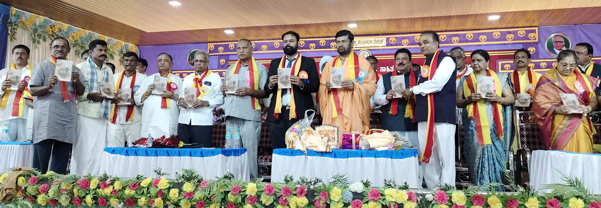 ಸವಣೂರು ಪಟ್ಟಣದ ಶ್ರೀ ಚನ್ನಬಸವೇಶ್ವರ ಮಂಗಲ ಭವನದಲ್ಲಿ ಪ್ರಾರಂಭಗೊಂಡ ಹಾವೇರಿ ಜಿಲ್ಲಾ 15ನೇ ಕನ್ನಡ ಸಾಹಿತ್ಯ ಸಮ್ಮೇಳನದಲ್ಲಿ ಚಂಪಾ ನಮ್ಮ ಚಂಪಾ ಕುರಿಗಾಹಿ ಮುತ್ತಣ್ಣ ಮಣ್ಣು ಚಿನ್ನ ಮಾಡಿದ ಕಥೆ ಧಾರವಾಡ ಜಿಲ್ಲೆಯ ಜನಪದ ಚಿತ್ರಕಲೆ ಸಾಂಸ್ಕøತಿಕ ಅಧ್ಯಯನ ಕೃತಿಗಳನ್ನು ಅನಾವರಣಗೊಳಿಸಲಾಯಿತು.