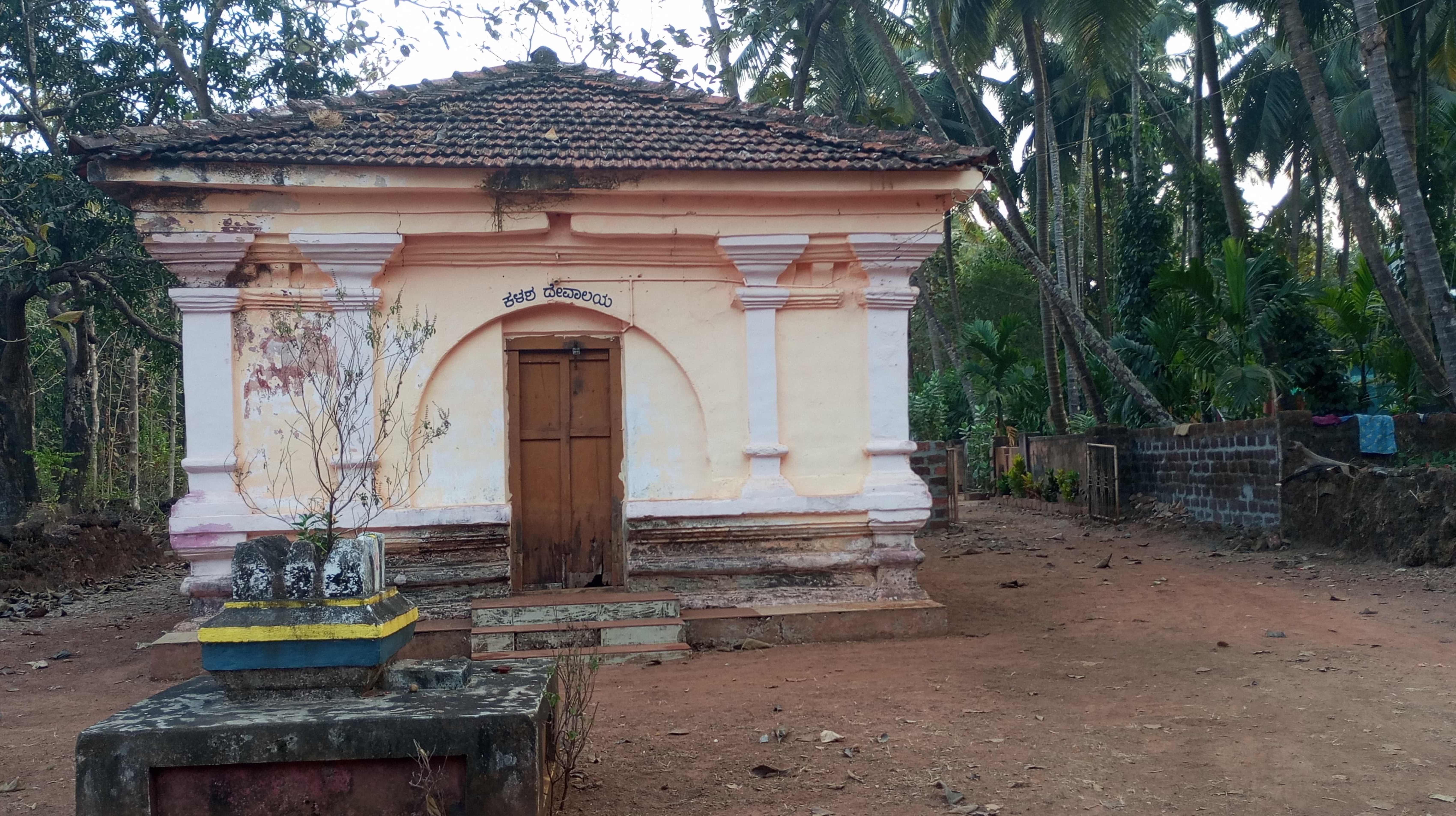 ಅಂಕೋಲಾ ತಾಲ್ಲೂಕಿನ ಸೂರ್ವೆ ಗ್ರಾಮದ ಐತಿಹಾಸಿಕ ಕಳಶ ದೇವಾಲಯ.