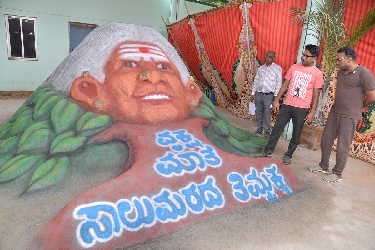 ಕೋಲಾರ: ಗಮನ ಸೆಳೆಯುತ್ತಿರುವ ಸಾಲುಮರದ ತಿಮ್ಮಕ್ಕನ ಮರಳು ಕಲಾಕೃತಿ