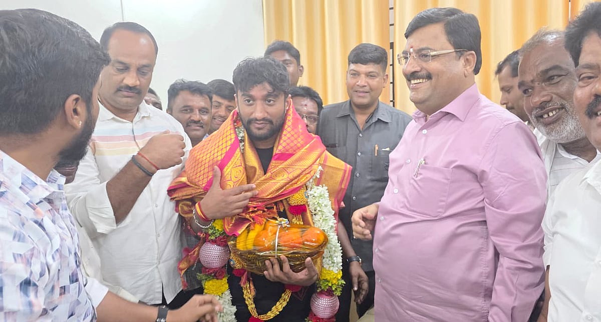 ಗಿಲ್ಲಿ ನಟನಿಗೆ ಶಾಸಕ ಪಿ.ಎಂ.ನರೇಂದ್ರಸ್ವಾಮಿ ಅಭಿನಂದನೆ