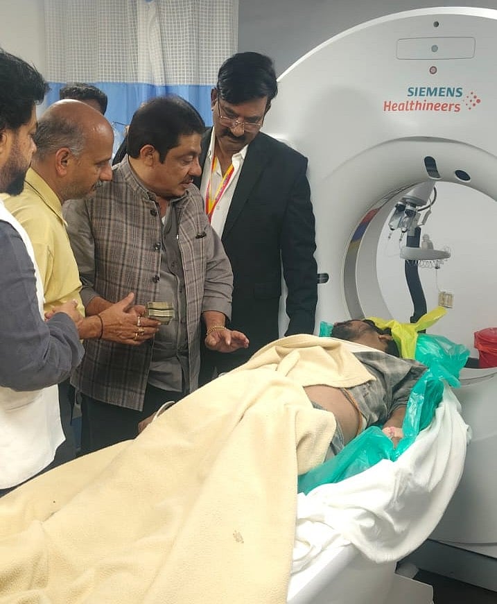 ಹುಬ್ಬಳ್ಳಿ | ಕಟೌಟ್ ಬಿದ್ದು ಅವಘಡ: ಗಾಯಾಳು ಯೋಗಕ್ಷೇಮ ವಿಚಾರಿಸಿದ ಸಚಿವ ಜಮೀರ್