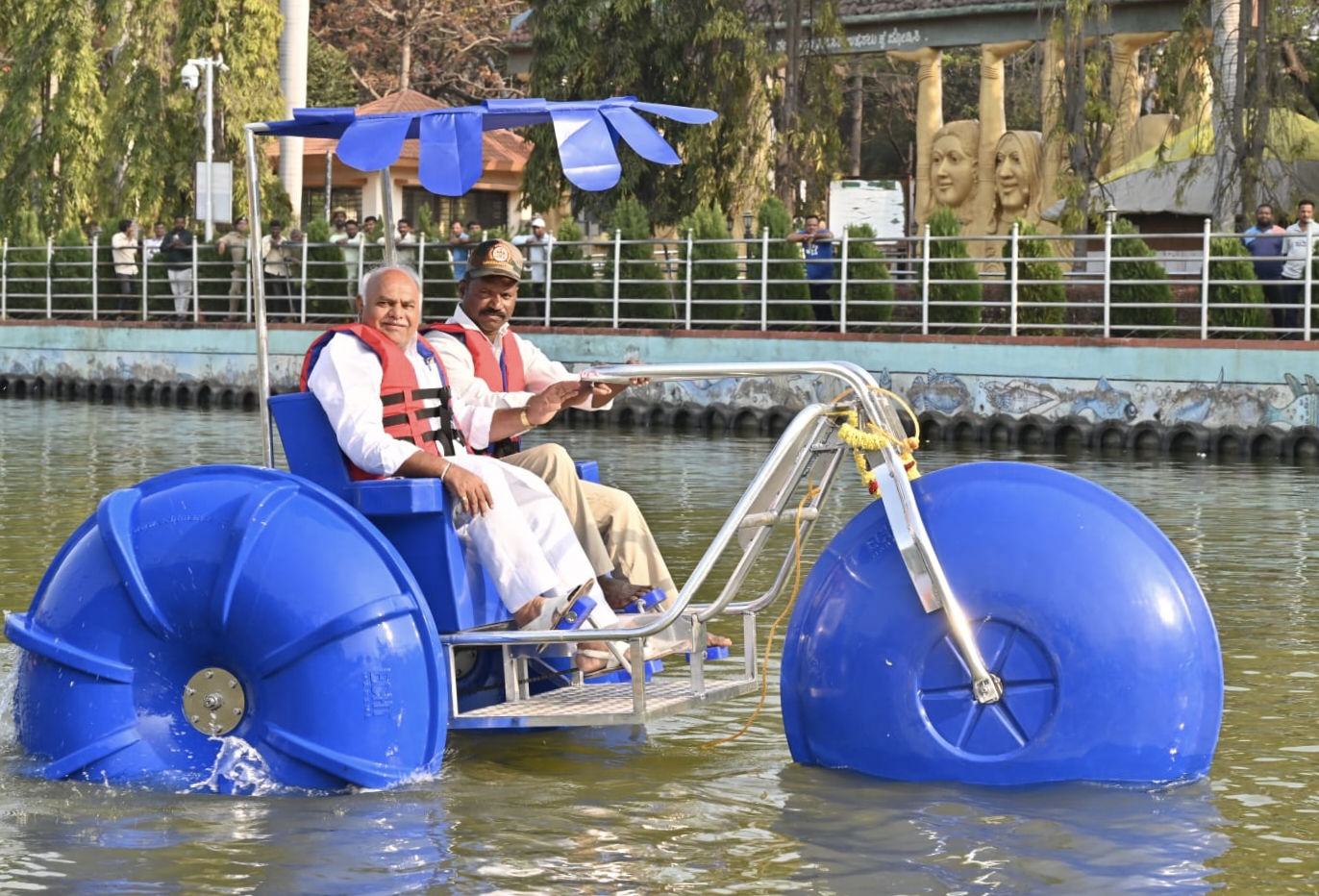 ಆಲಮಟ್ಟಿಯ ರಾಕ್ ಉದ್ಯಾನದ ಸಿಲ್ವರ್ ಲೇಕ್ ನಲ್ಲಿ ದೋಣಿ ವಿಹಾರಕ್ಕೆ ಸಚಿವ ಶಿವಾನಂದ ಪಾಟೀಲ‌‌ ಚಾಲನೆ ನೀಡಿದರು. ಮಾಜಿ ಸಚಿವ ಎಸ್.ಆರ್.‌ಪಾಟೀಲ ಮತ್ತೀತರರು ಇದ್ದಾರೆ