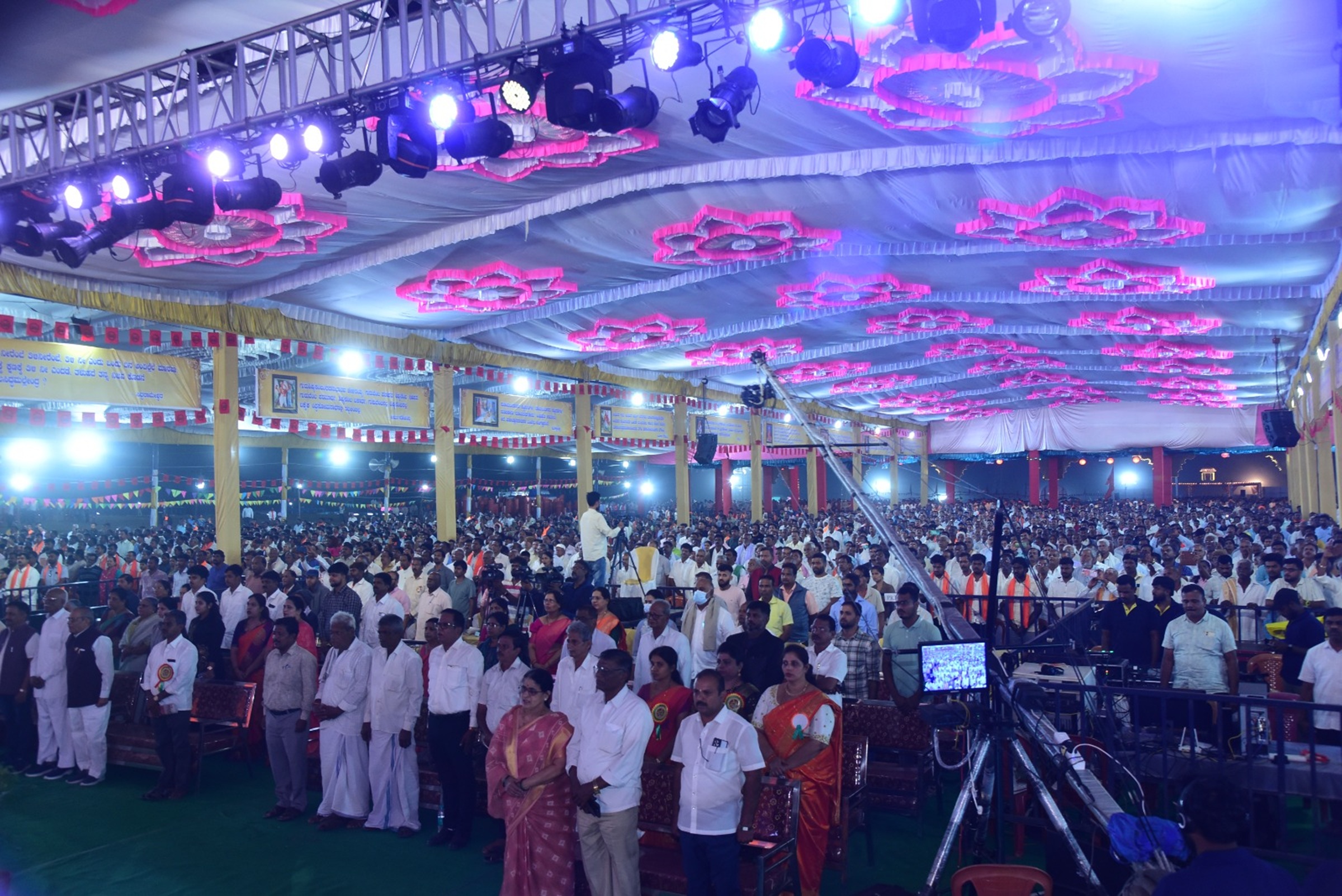 ಭದ್ರಾವತಿಯಲ್ಲಿ ಶನಿವಾರ ಆರಂಭವಾದ ತರಳಬಾಳು ಹುಣ್ಣಿಮೆಯಲ್ಲಿ ಪಾಲ್ಗೊಂಡ ಜನಸ್ತೋಮ