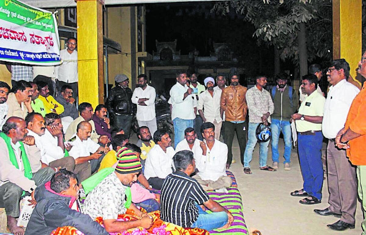 ದೊಡ್ಡಬಳ್ಳಾಪುರ |  2ನೇ ದಿನಕ್ಕೆ ಉಪವಾಸ ಸತ್ಯಾಗ್ರಹ: ನಾಲ್ವರು ಅಸ್ವಸ್ಥ