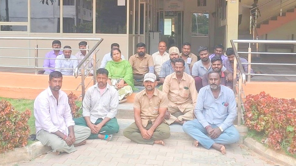 ಮಳವಳ್ಳಿ: ಬಾಕಿ ತೆರಿಗೆ ಕಟ್ರಪ್ಪಾ ಎಂದು ಖಾಸಗಿ ಶಾಲೆ ಮುಂದೆ ಧರಣಿ ಕುಳಿತ ಅಧಿಕಾರಿ