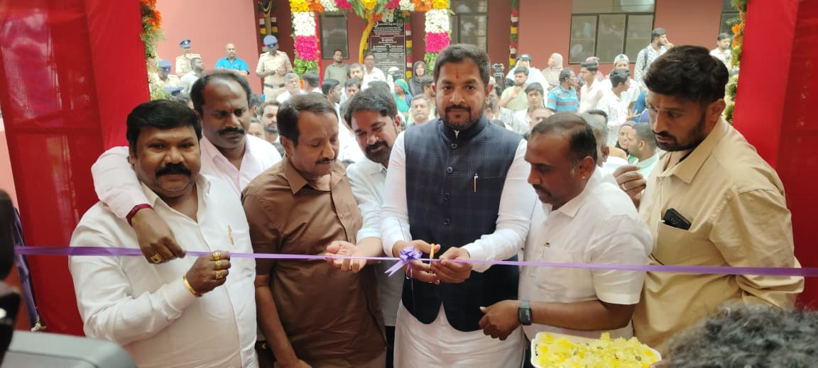 ಹೊಸಕೋಟೆ ನಗರದ ವರದಾಪುರದಲ್ಲಿ ಕೊಳಚೆ ನಿರ್ಮೂಲನ ಮಂಡಳಿ ವತಿಯಿಂದ ನಿರ್ಮಾಣ ಮಾಡಲಾಗಿರುವ ಗುಂಪು ಮನೆಗಳನ್ನು ಶಾಸಕ ಶರತ್ ಬಚ್ಚೇಗೌಡ ಉದ್ಘಾಟಿಸಿದ ಸಂದರ್ಭ