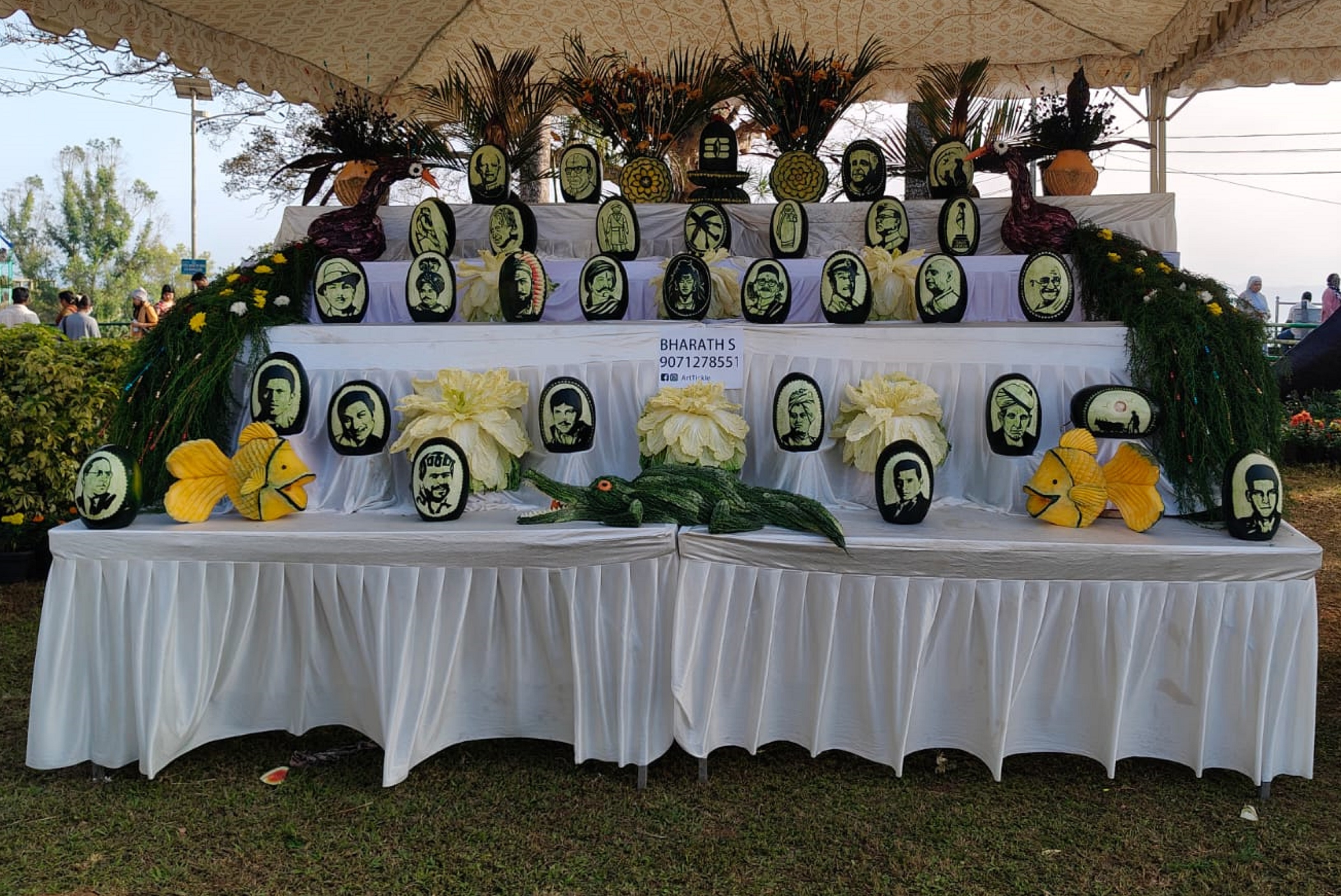 ಕಲಾವಿದ ಎಸ್.ಭರತ್ ಅವರು ವಿವಿಧ ಕ್ಷೇತ್ರಗಳ ಸಾಧಕರ ಕಲಾಕೃತಿಗಳನ್ನು ಹಣ್ಣು ತರಕಾರಿಗಳ ಮೇಲೆ ಕೆತ್ತನೆ ಮಾಡಿರುವುದು ಸೂಜಿಗಲ್ಲಿನಂತೆ ಸೆಳೆಯುತ್ತಿದೆ