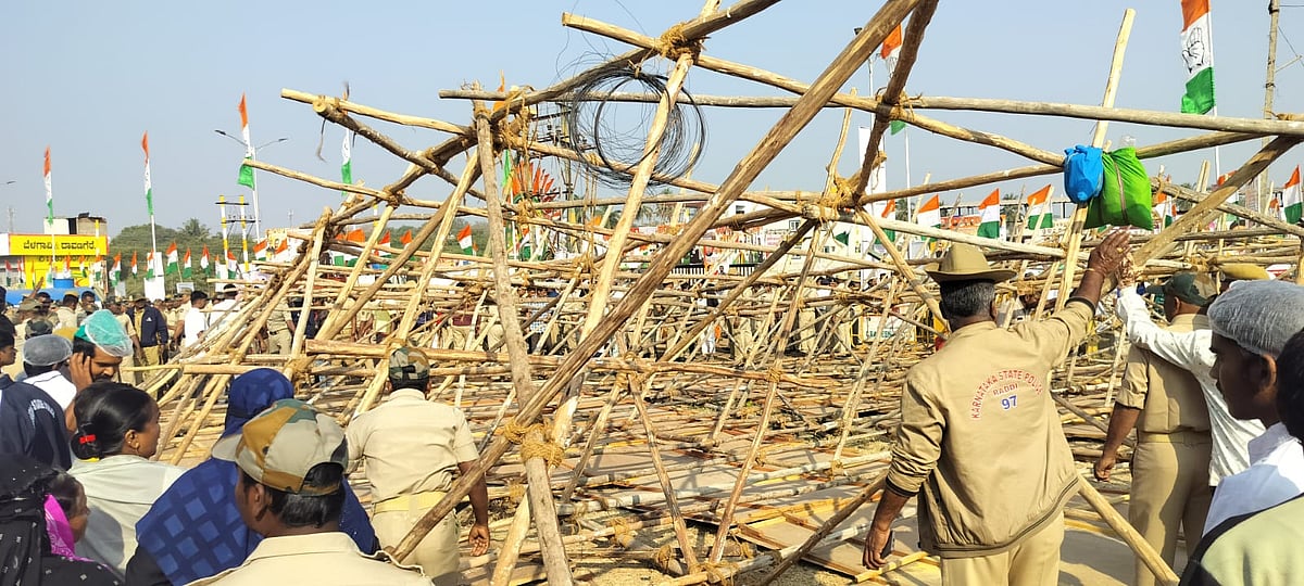 ಹುಬ್ಬಳ್ಳಿ | ಮನೆ ಹಂಚಿಕೆ ಕಾರ್ಯಕ್ರಮ: ಕಟೌಟ್ ಬಿದ್ದು ಮೂವರು ಗಂಭೀರ ಗಾಯ