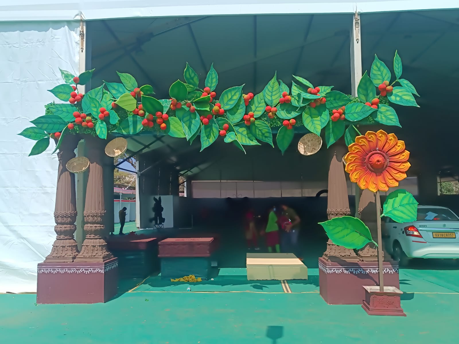 ಮುಖ್ಯ ದ್ವಾರದಲ್ಲಿ ಸ್ವಾಗತಕೋರಲು ಕಾಫಿ ಹಣ್ಣುಗಿಡದ ಕಲಾಕೃತಿ ನಿರ್ಮಾಣ.