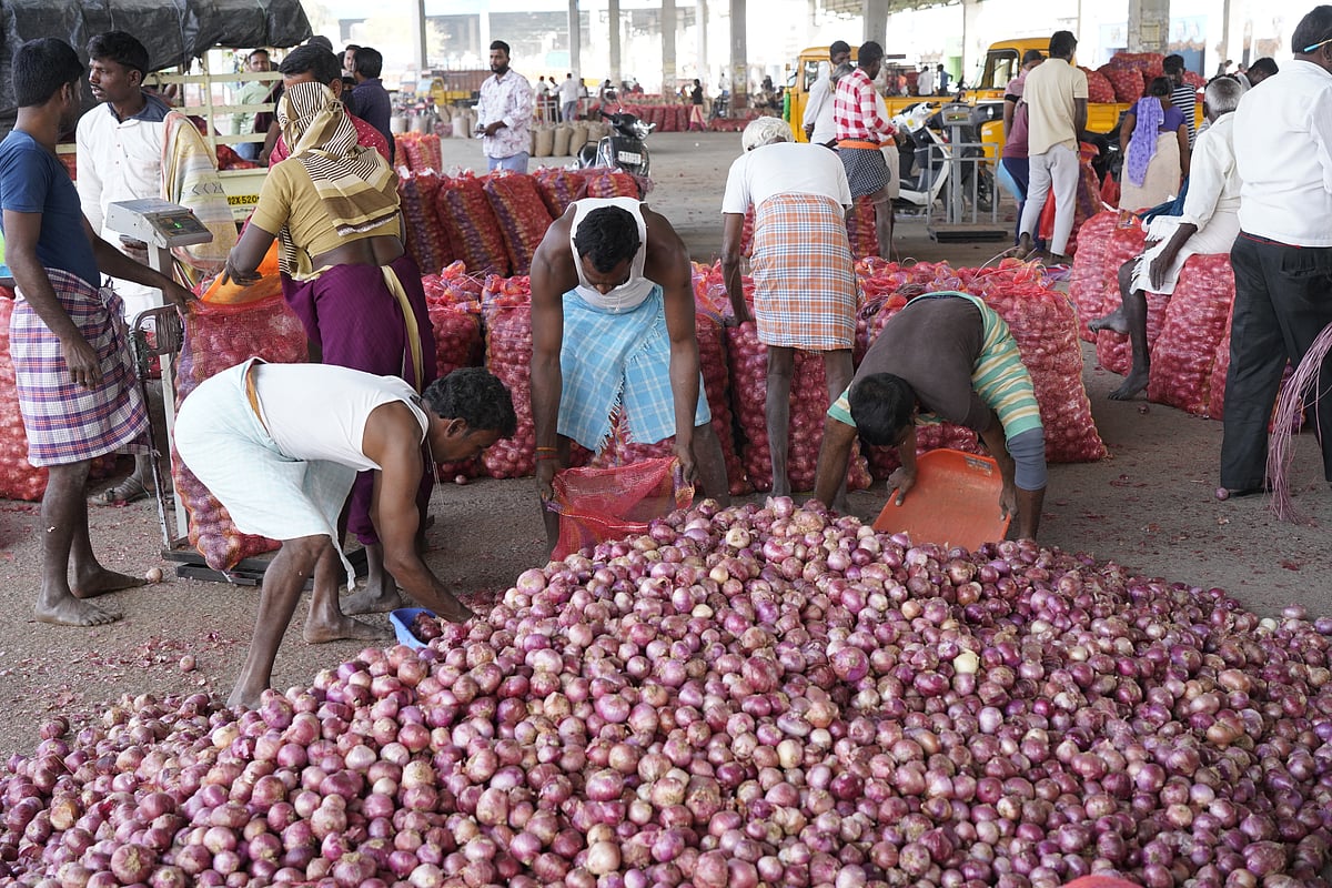 ಈರುಳ್ಳಿ ಬೆಲೆ ದಿಢೀರ್ ₹ 1,100ಕ್ಕೆ ಕುಸಿತ: ಆಘಾತಕ್ಕೊಳಗಾದ ಈರುಳ್ಳಿ ಬೆಳೆಗಾರರು