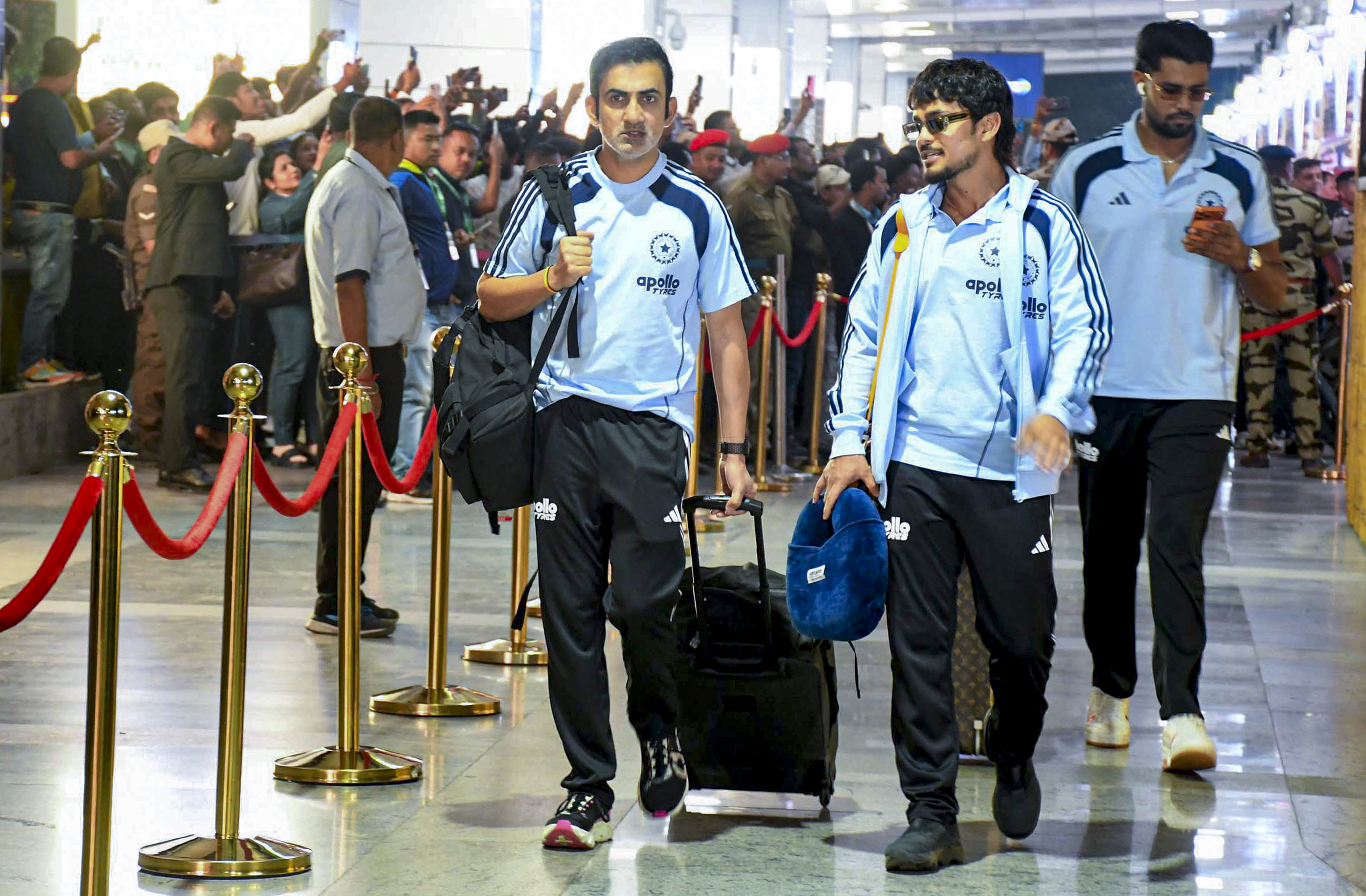 ಗುವಾಹಟಿಗೆ ಶನಿವಾರ ಬಂದಿಳಿದ ಭಾರತ ತಂಡದ ಮುಖ್ಯ ಕೋಚ್ ಗೌತಮ್ ಗಂಭೀರ್ ಮತ್ತು ಇಶಾನ್ ಕಿಶನ್ 