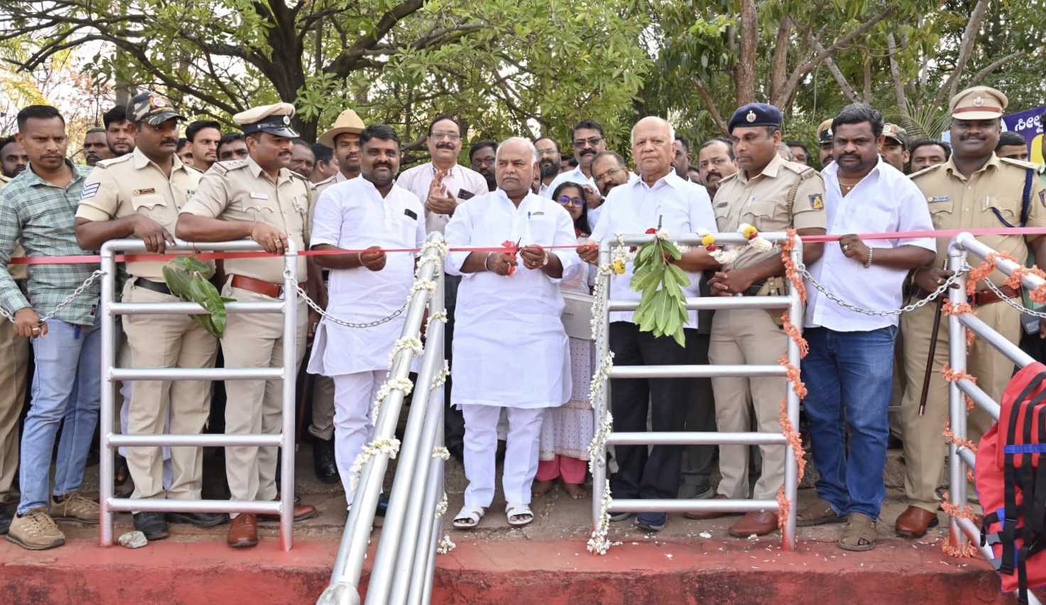 ಆಲಮಟ್ಟಿಯ ರಾಕ್ ಉದ್ಯಾನದ ಸಿಲ್ವರ್ ಲೇಕ್ ನಲ್ಲಿ ದೋಣಿ ವಿಹಾರಕ್ಕೆ ಸಚಿವ ಶಿವಾನಂದ ಪಾಟೀಲ‌‌ ಚಾಲನೆ ನೀಡಿದರು. ಮಾಜಿ ಸಚಿವ ಎಸ್.ಆರ್.‌ಪಾಟೀಲ ಮತ್ತೀತರರು ಇದ್ದಾರೆ