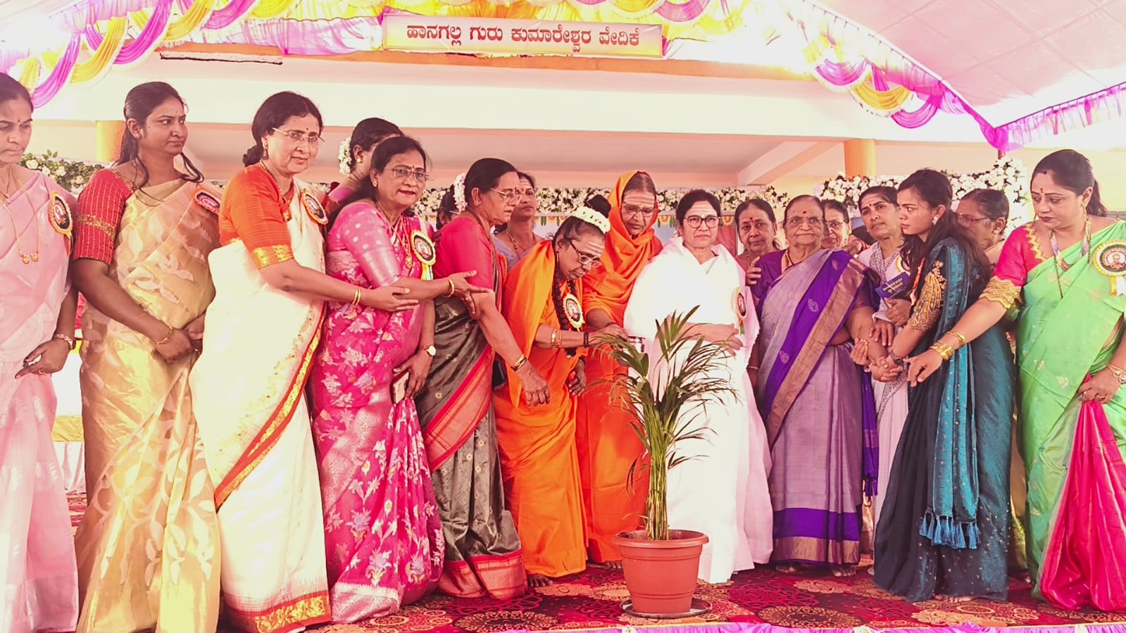 ಮಹಿಳಾ ಗೋಷ್ಠಿಯನ್ನು ಕೂಡಲಸಂಗಮ ಬಸವಧರ್ಮ ಪೀಠದ ಮಾತೆ ಗಂಗಾದೇವಿ ಉದ್ಘಾಟಿಸಿದರು