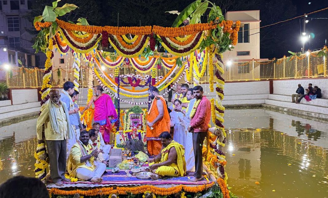 ದೊಡ್ಡಬಳ್ಳಾಪುರ ತಾಲ್ಲೂಕಿನ ಘಾಟಿ ಸುಬ್ರಹ್ಮಣ್ಯ ಕ್ಷೇತ್ರದಲ್ಲಿ ಕುಮಾರ ಷಷ್ಠಿ ಹಿಂದಿನ ದಿನವಾದ ಶುಕ್ರವಾರ ರಾತ್ರಿ ಕುಮಾರಧಾರ ಪುಷ್ಕರಣಿಯಲ್ಲಿ ತೆಪ್ಪೋತ್ಸವ ಅದ್ದೂರಿಯಾಗಿ ನಡೆಯಿತು