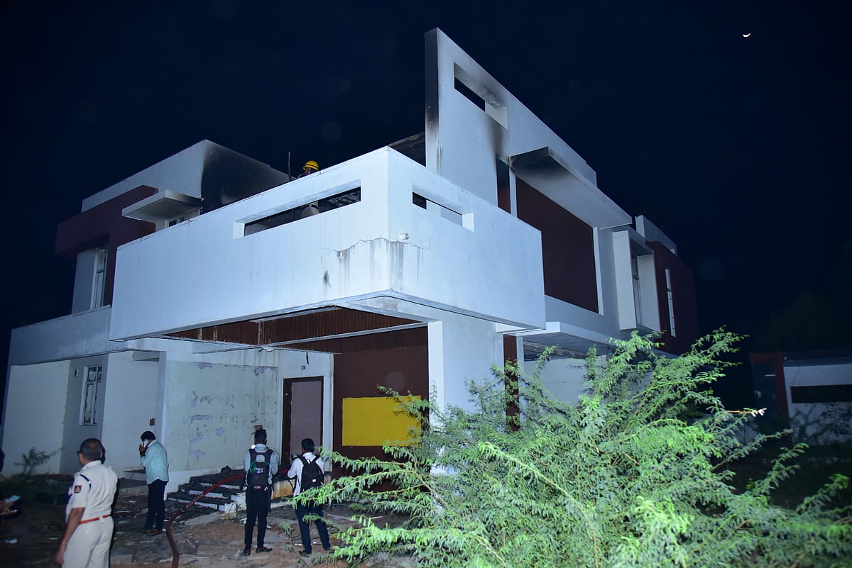 ರೆಡ್ಡಿ, ಶ್ರೀರಾಮುಲು ಒಡೆತನದ ಮನೆಗೆ ಬೆಂಕಿ ಪ್ರಕರಣ: 8 ಮಂದಿ ವಶಕ್ಕೆ