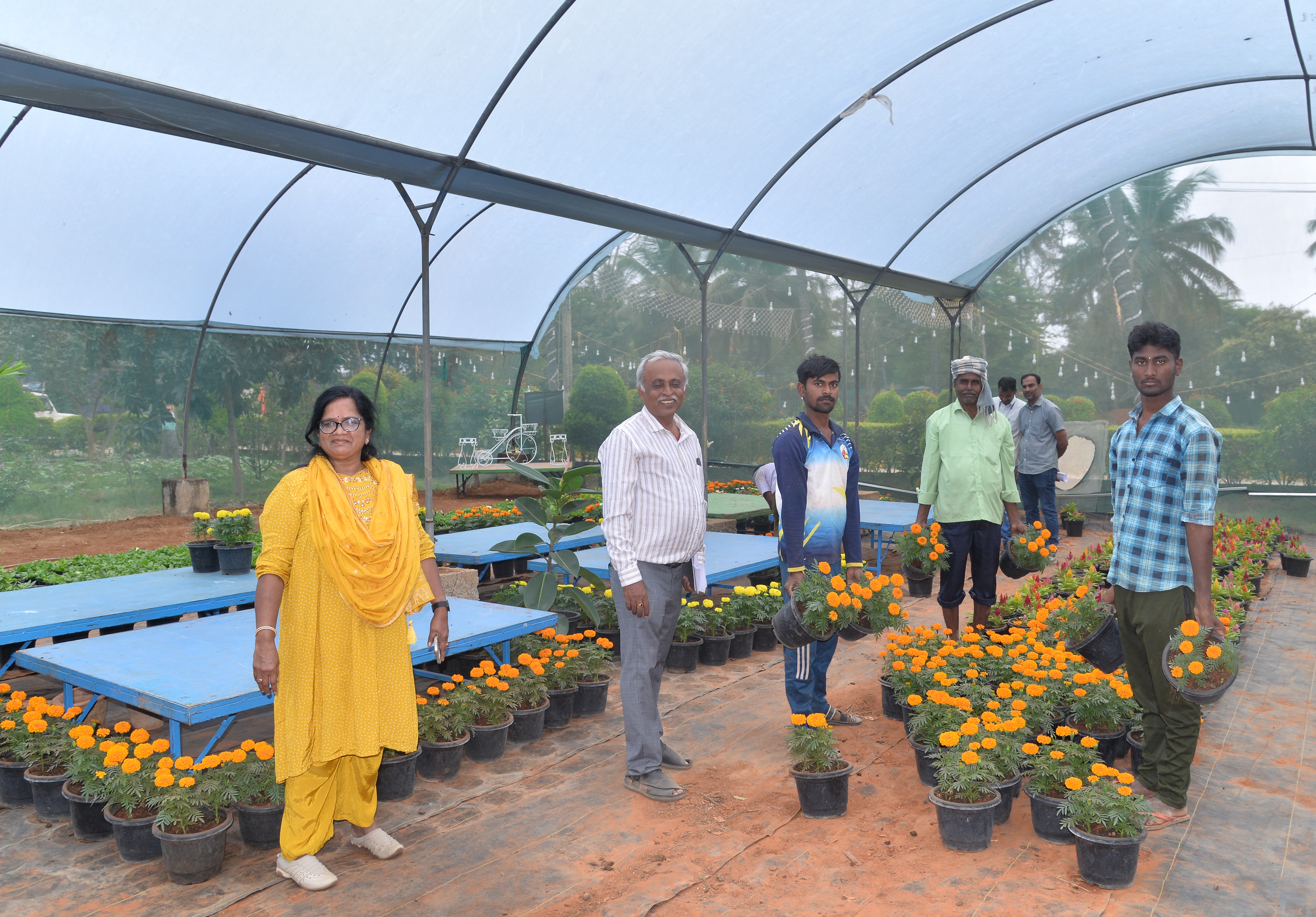 ಫಲಪುಷ್ಪ ಪ್ರದರ್ಶನಕ್ಕೆ ಹೂಕುಂಡಗಳ ಜೋಡಣೆಯಲ್ಲಿ ತೊಡಗಿರುವ ಸಿಬ್ಬಂದಿ